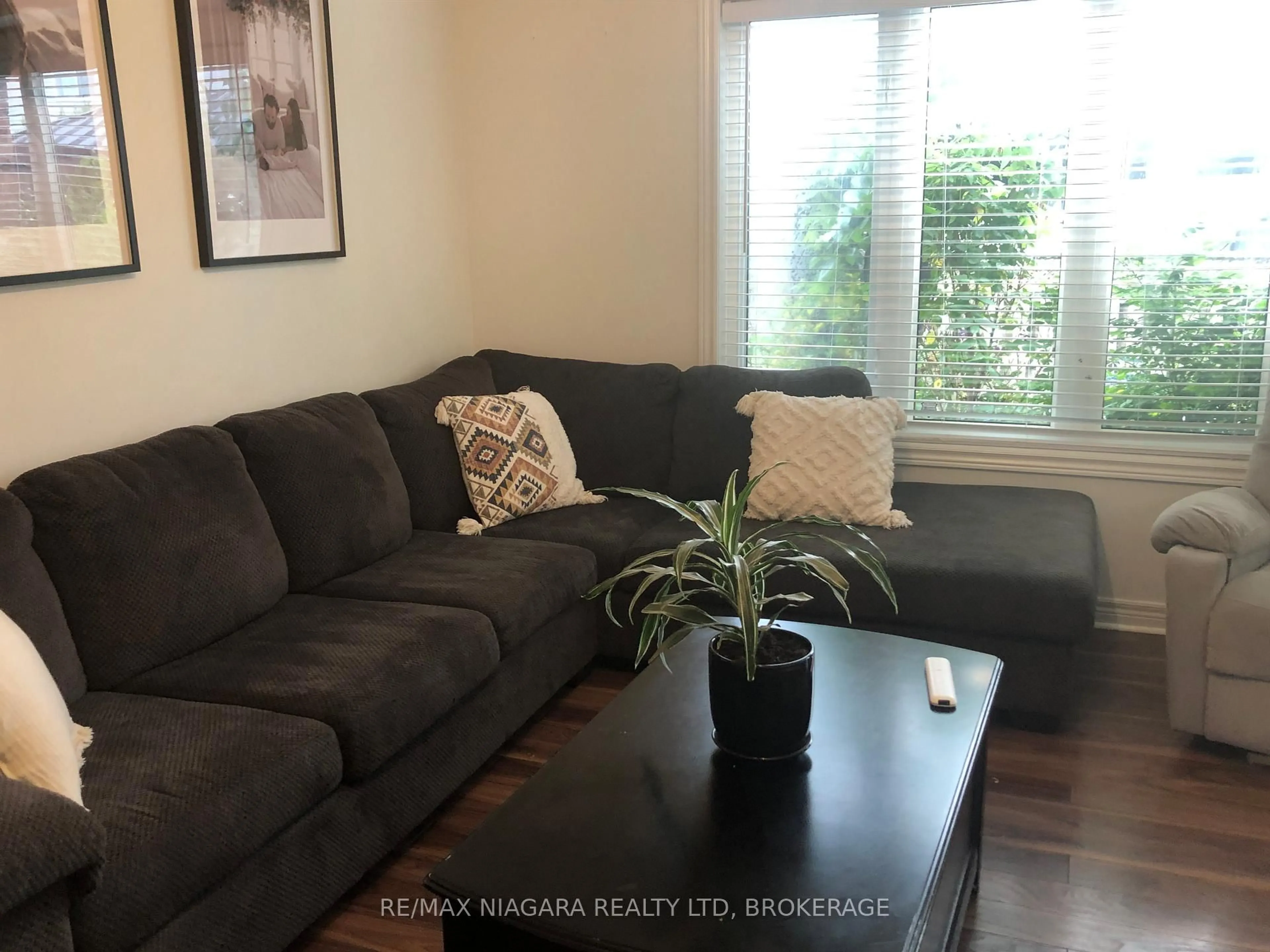 Living room with furniture, wood/laminate floor for 84 Mcbride Dr, St. Catharines Ontario L2S 3Z3