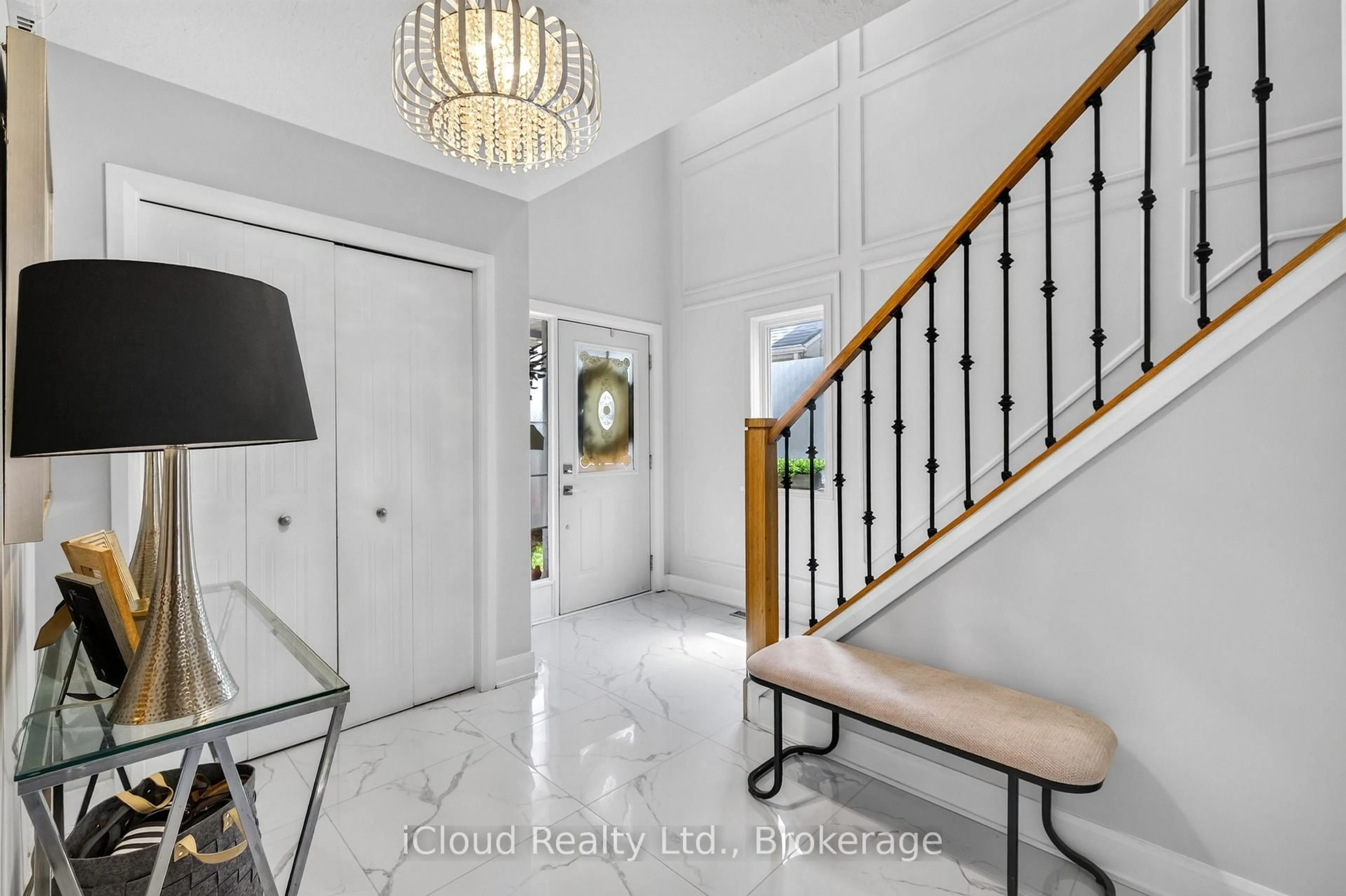 Indoor foyer for 19 Crusoe Pl, Ingersoll Ontario N5C 4G2