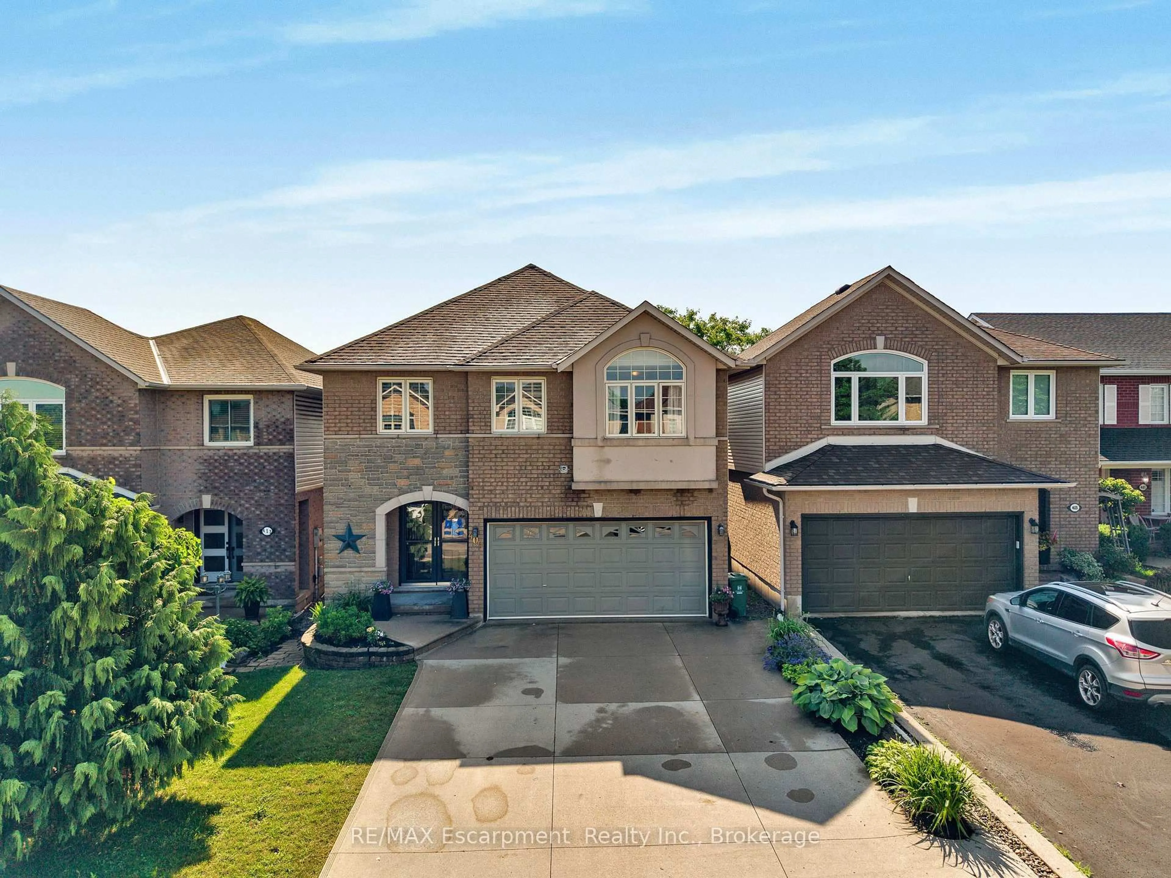 A pic from outside/outdoor area/front of a property/back of a property/a pic from drone, street for 409 Jacqueline Blvd, Hamilton Ontario L9B 2T4
