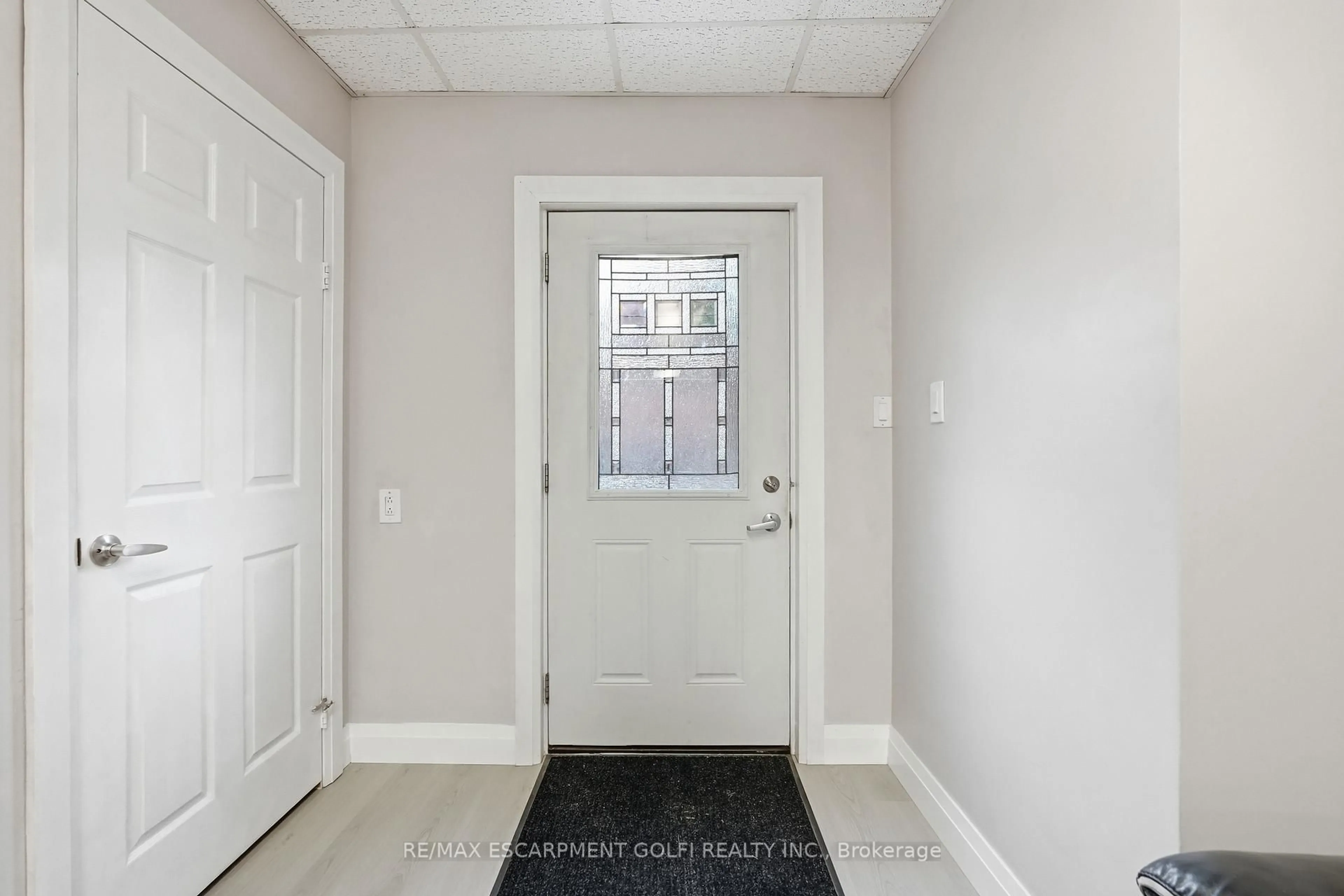 Indoor entryway for 5196 FOURTH Ave, Niagara Falls Ontario L2E 1P4