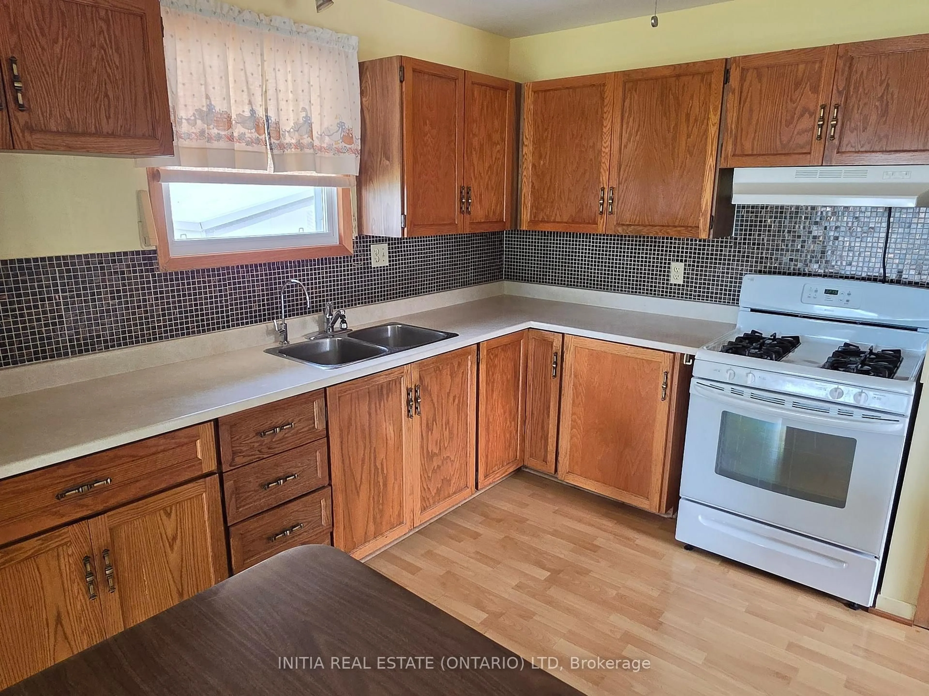 Standard kitchen, unknown for 140 Main St, St. Clair Ontario N0N 1H0