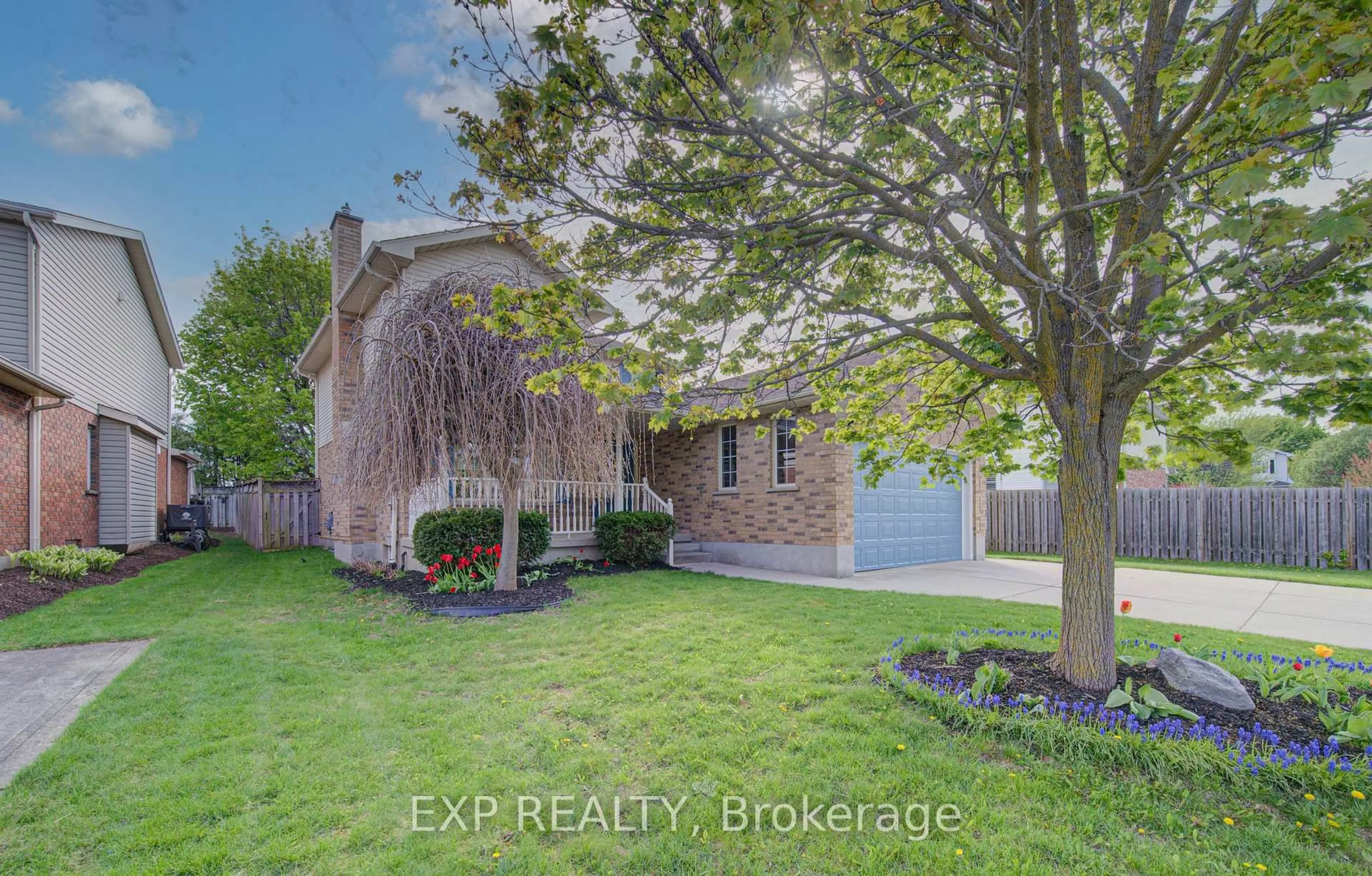 A pic from outside/outdoor area/front of a property/back of a property/a pic from drone, street for 225 Dartmoor Cres, Waterloo Ontario N2K 3S9