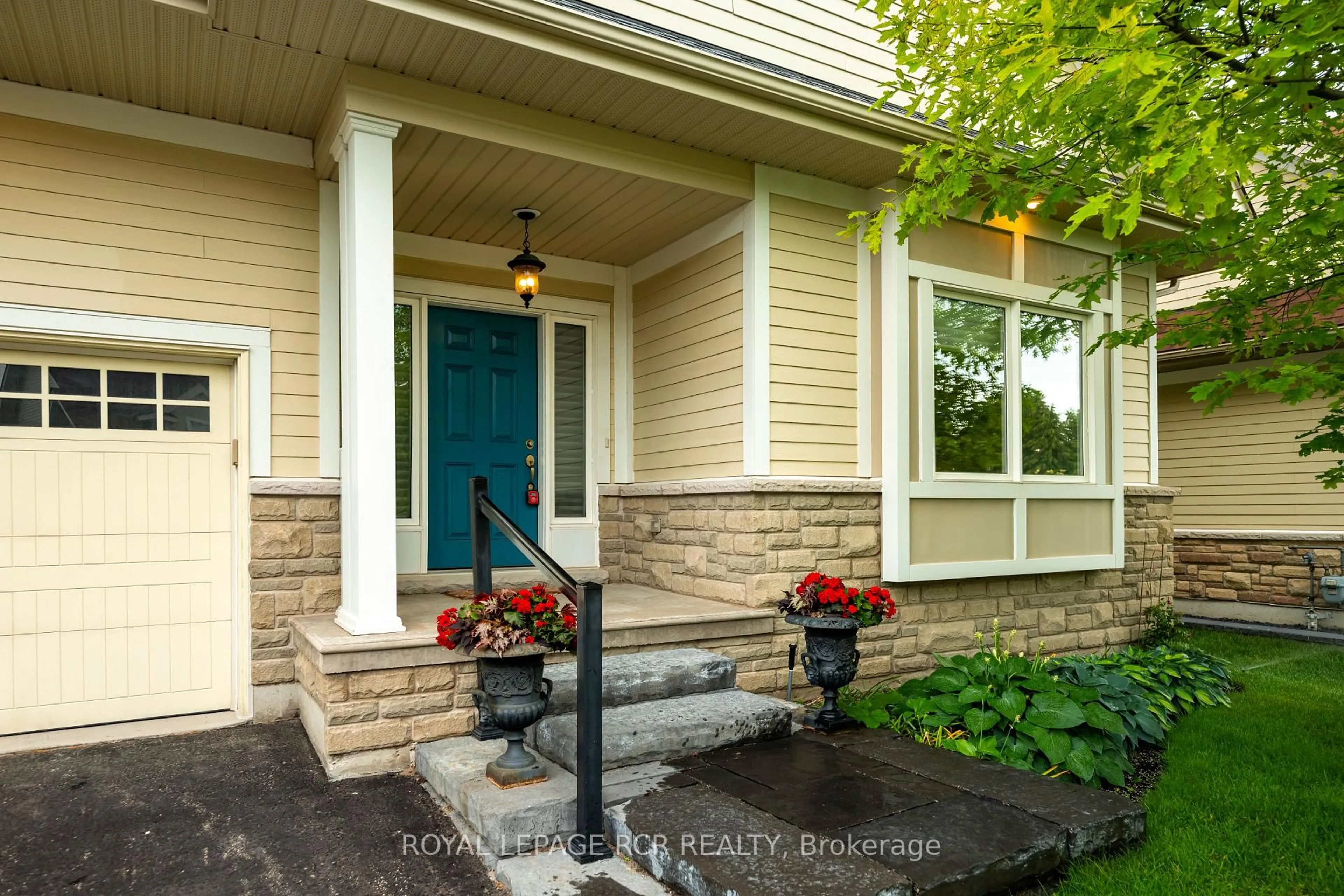 Indoor entryway for 200 Kingfisher Dr #144, Mono Ontario L9W 0B3