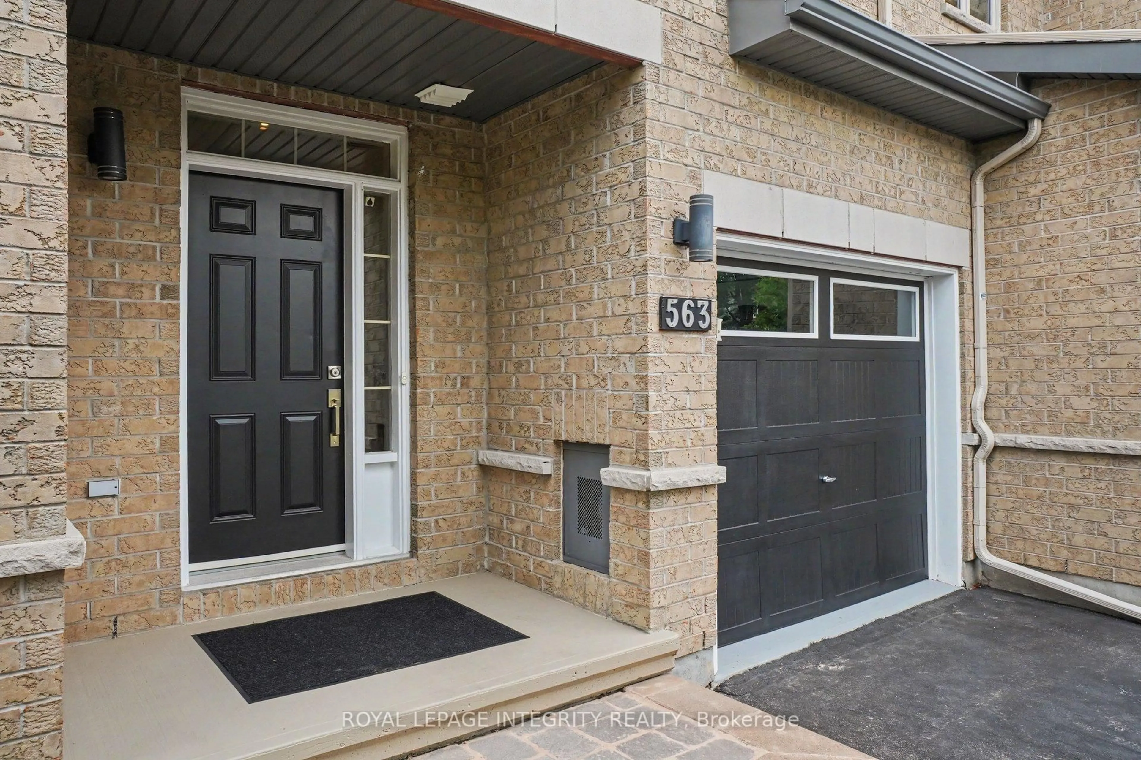 Indoor entryway for 563 Remnor Ave, Ottawa Ontario K2T 0A5