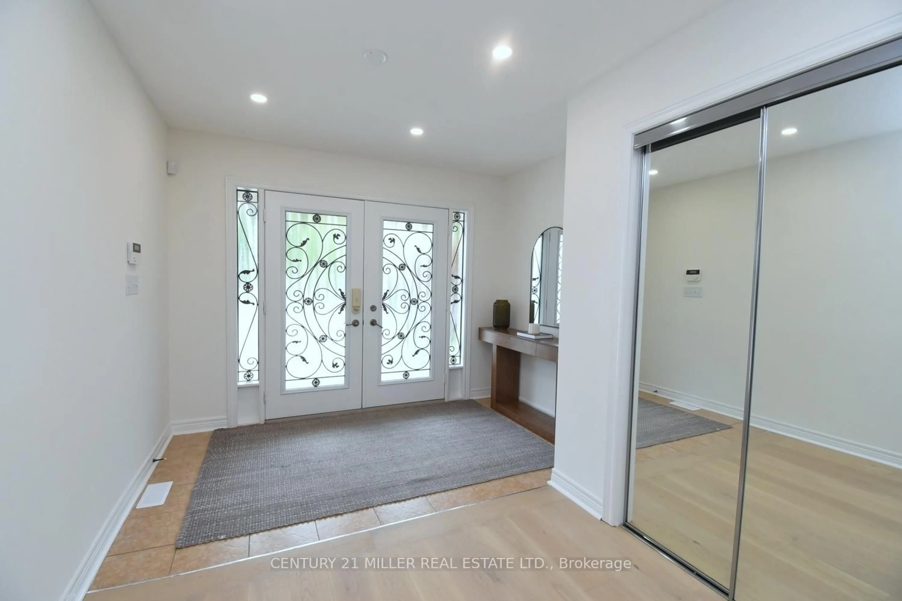 Indoor entryway for 115 Bocelli Cres, Hamilton Ontario L0R 1P0