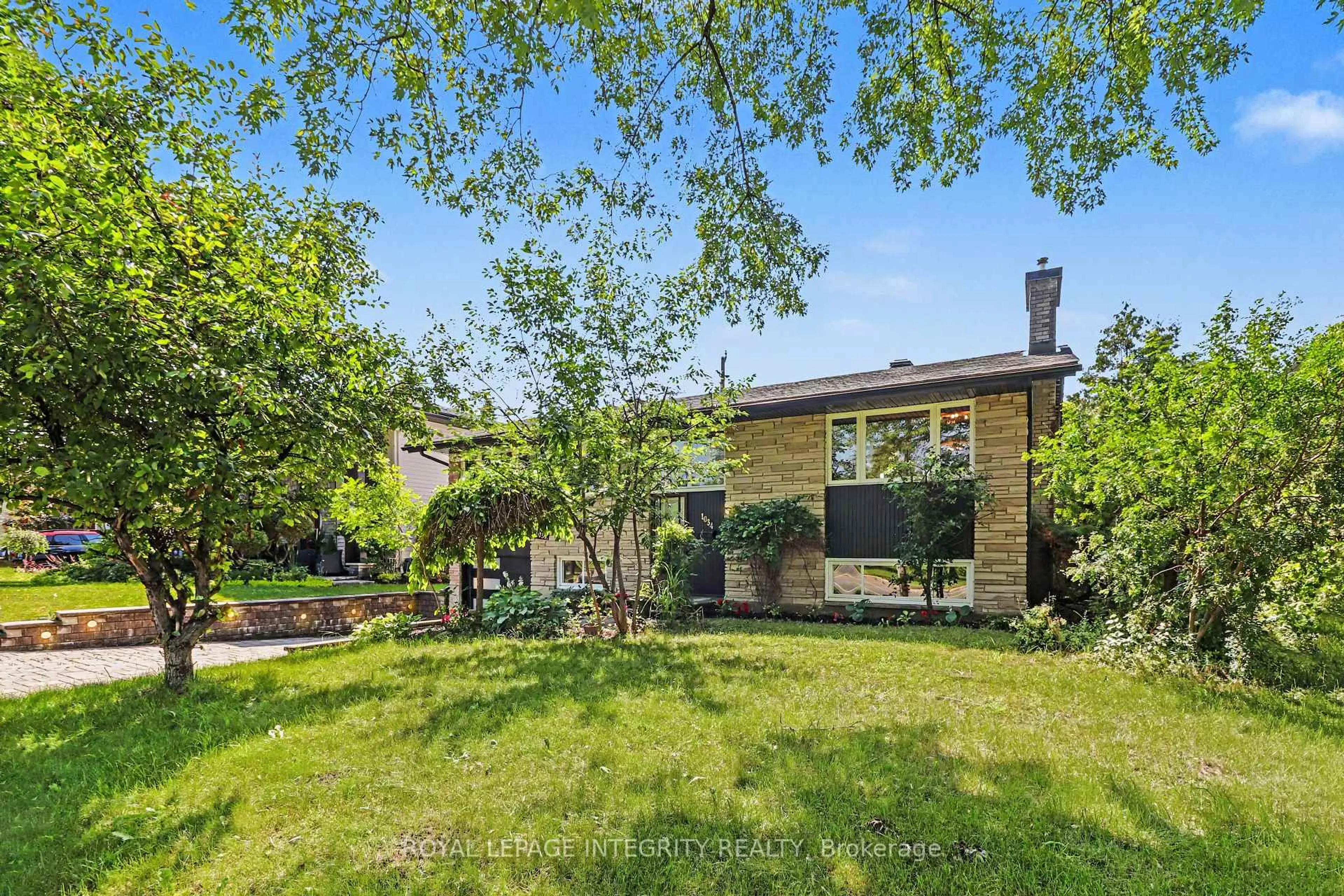 A pic from outside/outdoor area/front of a property/back of a property/a pic from drone, street for 1034 Walkley Rd, Ottawa Ontario K1V 6R2