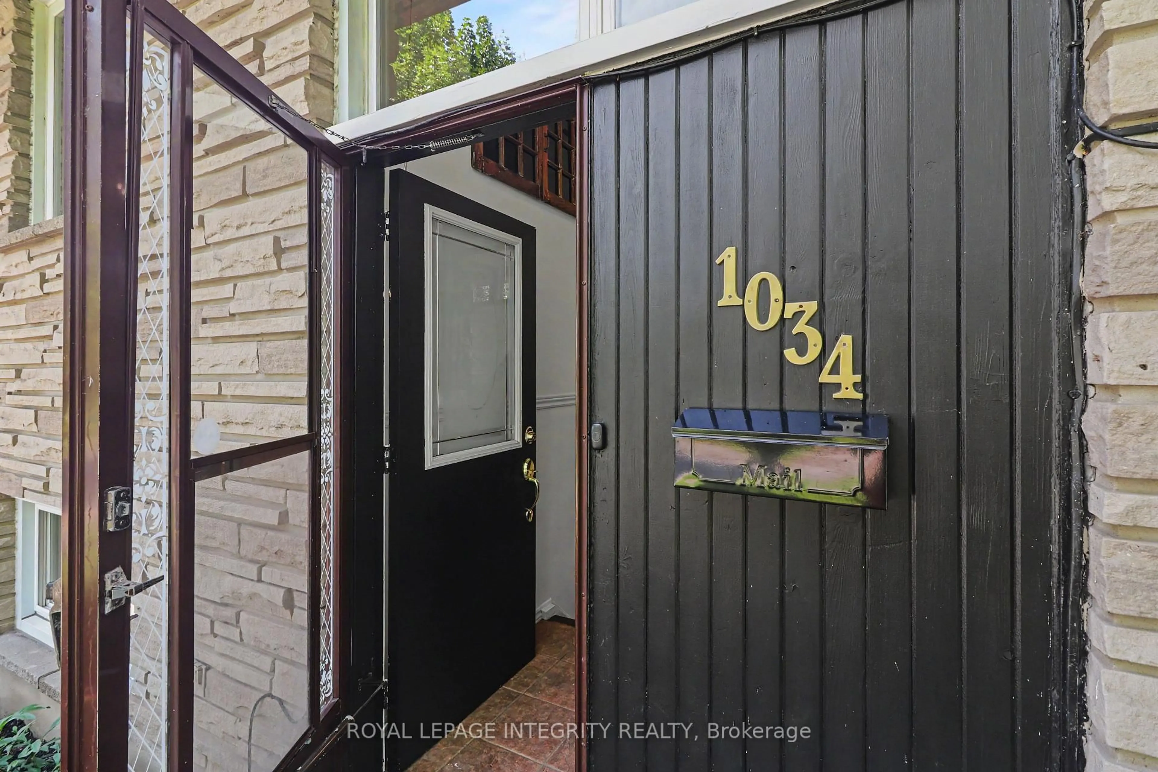 Indoor entryway for 1034 Walkley Rd, Ottawa Ontario K1V 6R2