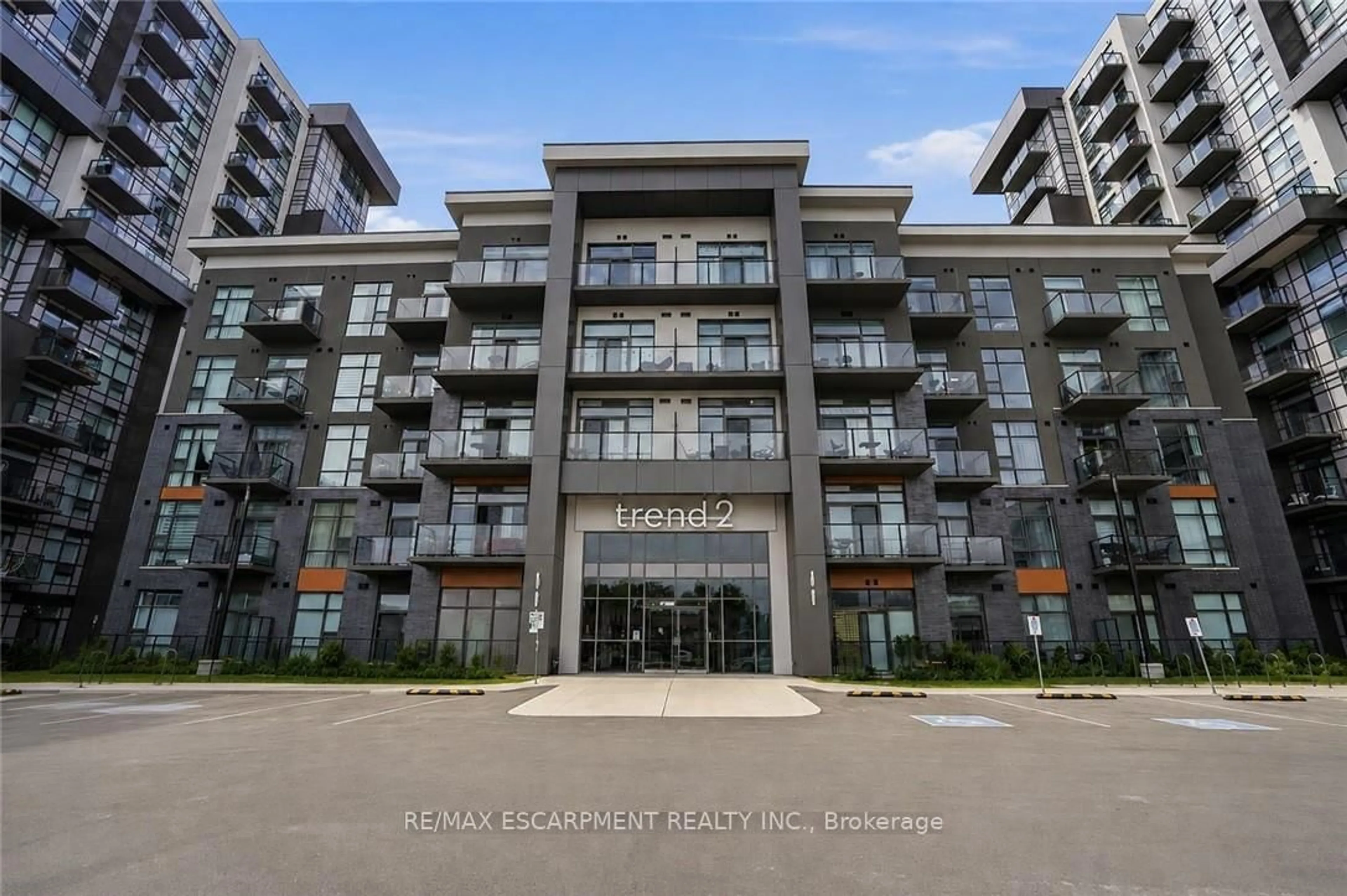 Indoor foyer for 460 Dundas St #112, Hamilton Ontario L8B 2A5
