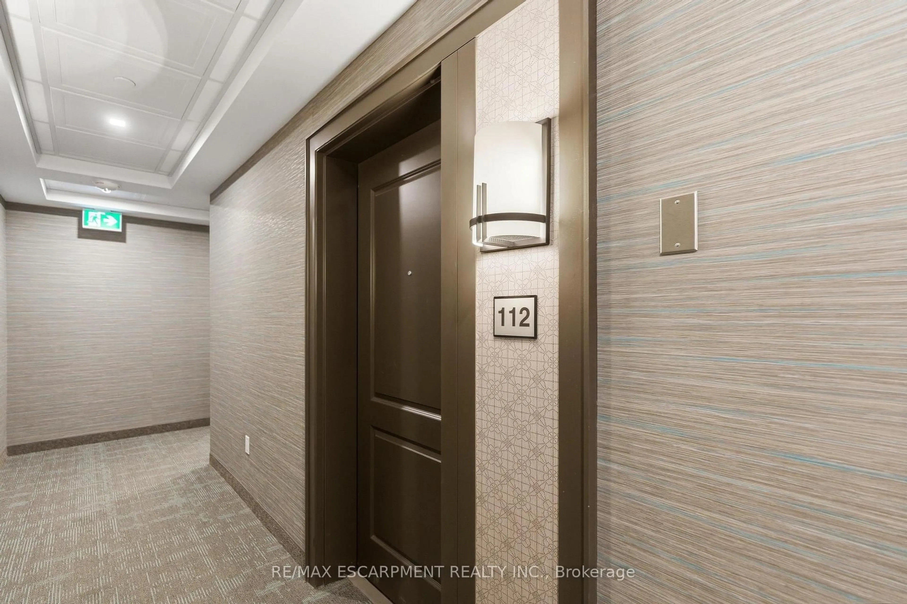 Indoor foyer for 460 Dundas St #112, Hamilton Ontario L8B 2A5