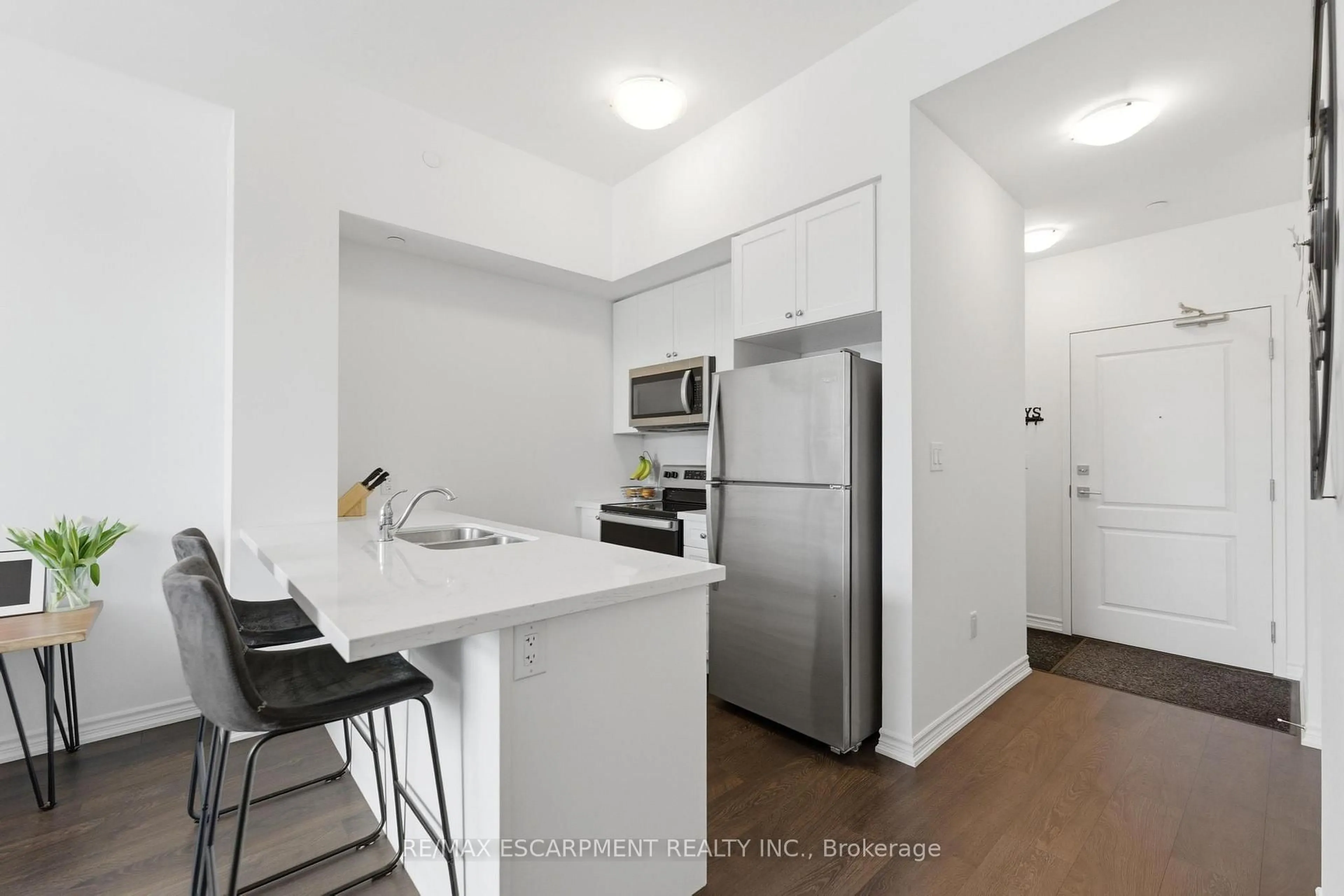 Standard kitchen, unknown for 460 Dundas St #112, Hamilton Ontario L8B 2A5