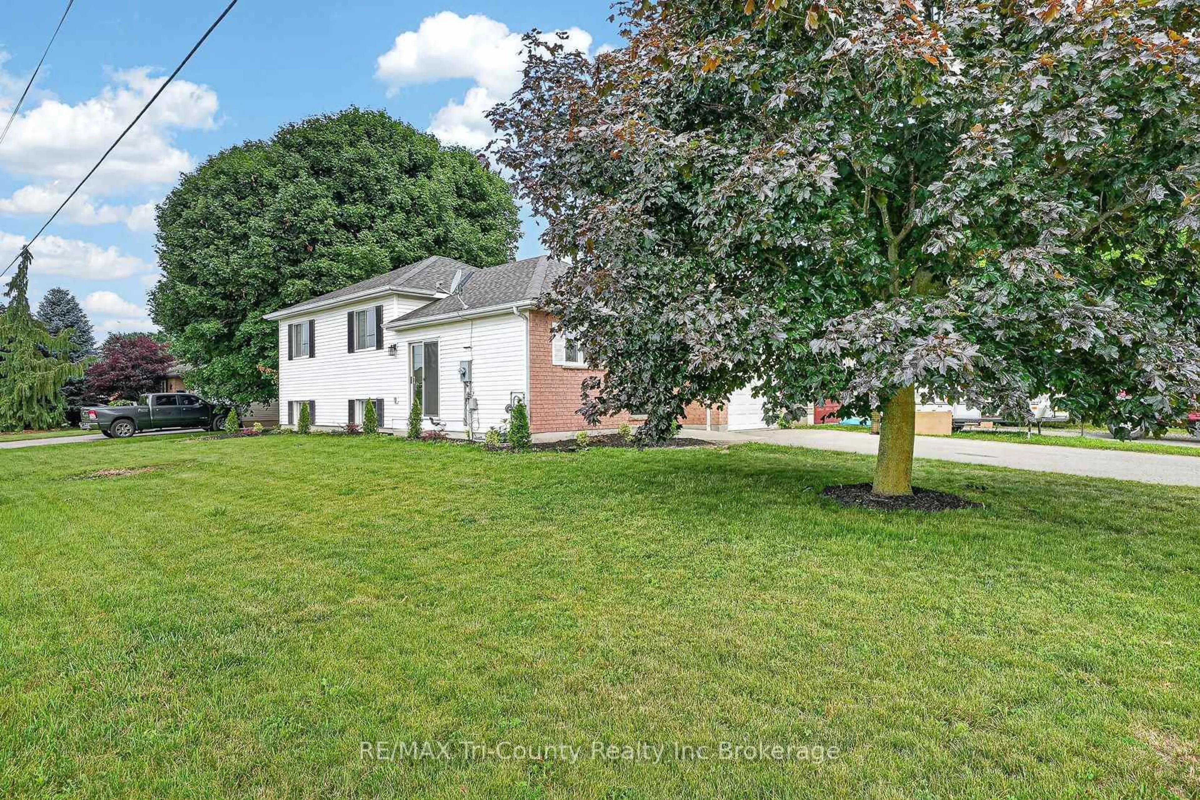 A pic from outside/outdoor area/front of a property/back of a property/a pic from drone, street for 67 Beckett Blvd, Tillsonburg Ontario N4G 5N3