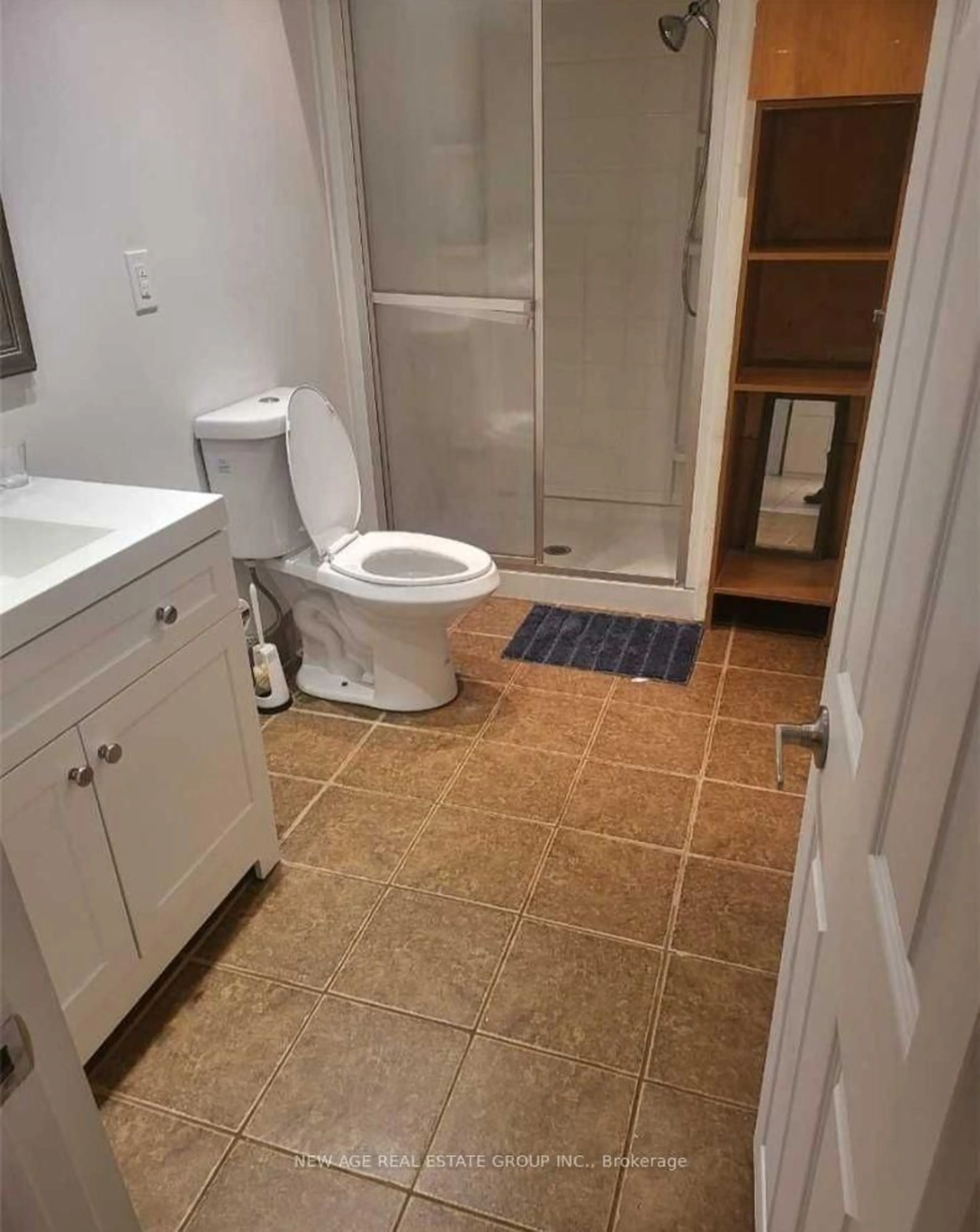 Standard bathroom, unknown for 467 Limeridge Rd, Hamilton Ontario L9C 2V7