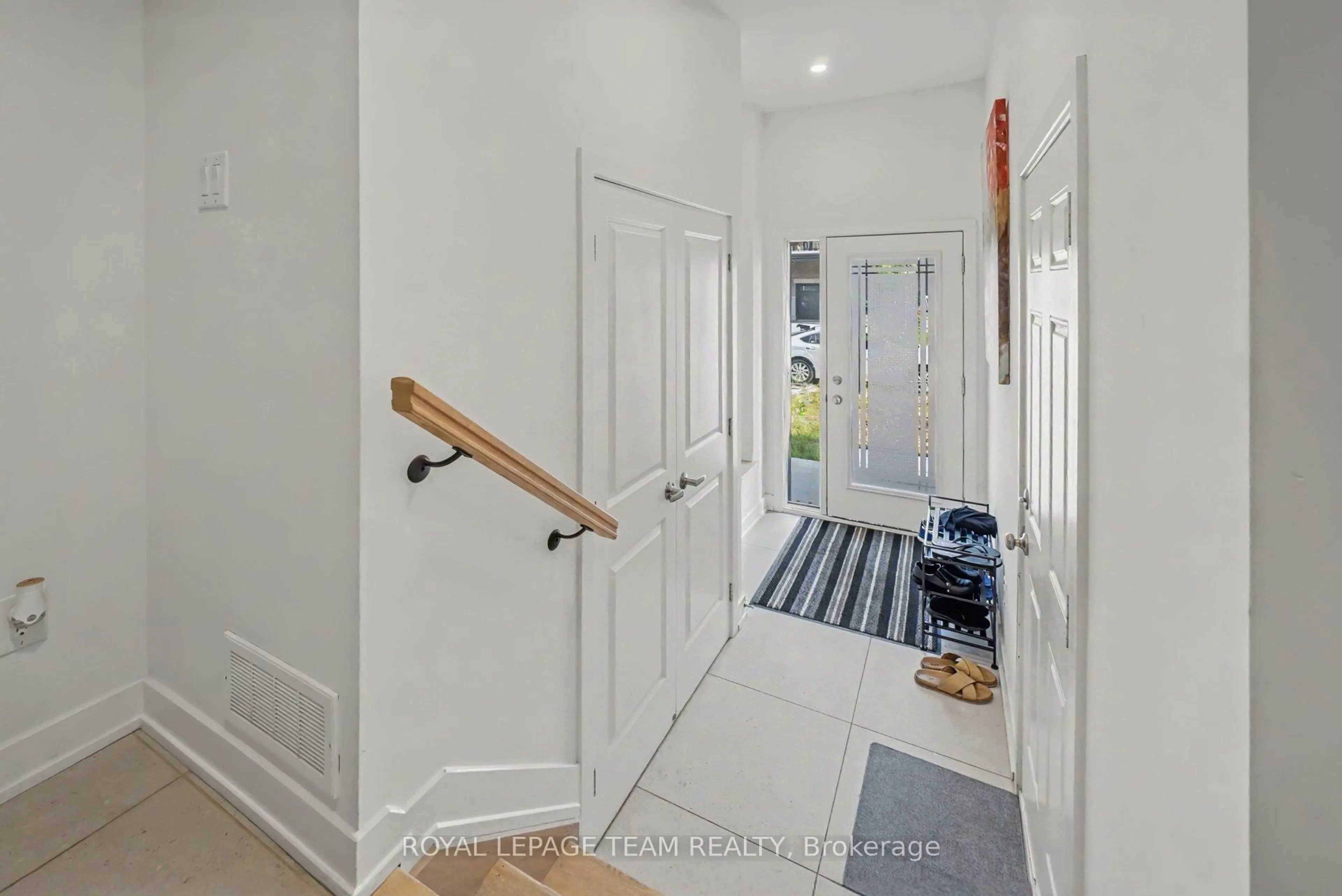 Indoor entryway for 65 Arinto Pl, Ottawa Ontario K2S 2R7
