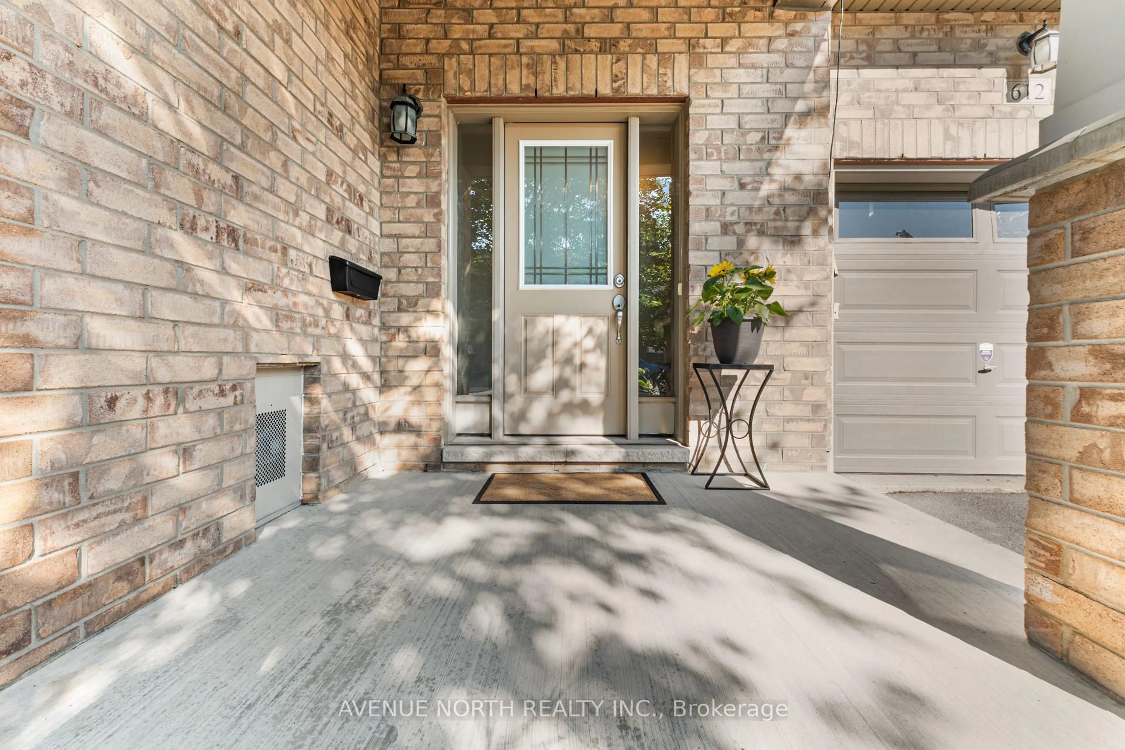 Indoor entryway for 612 Via Campanale Ave, Ottawa Ontario K2J 4A2