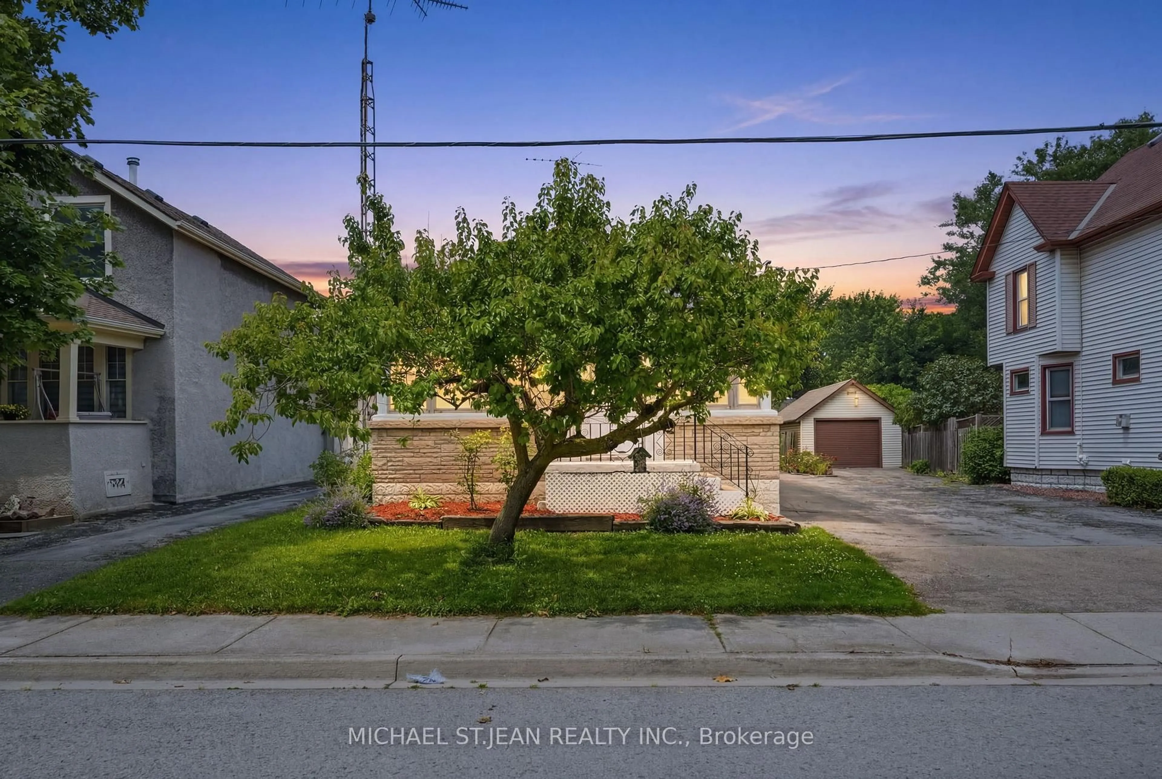 A pic from outside/outdoor area/front of a property/back of a property/a pic from drone, street for 4587 Third Ave, Niagara Falls Ontario L2E 4L3