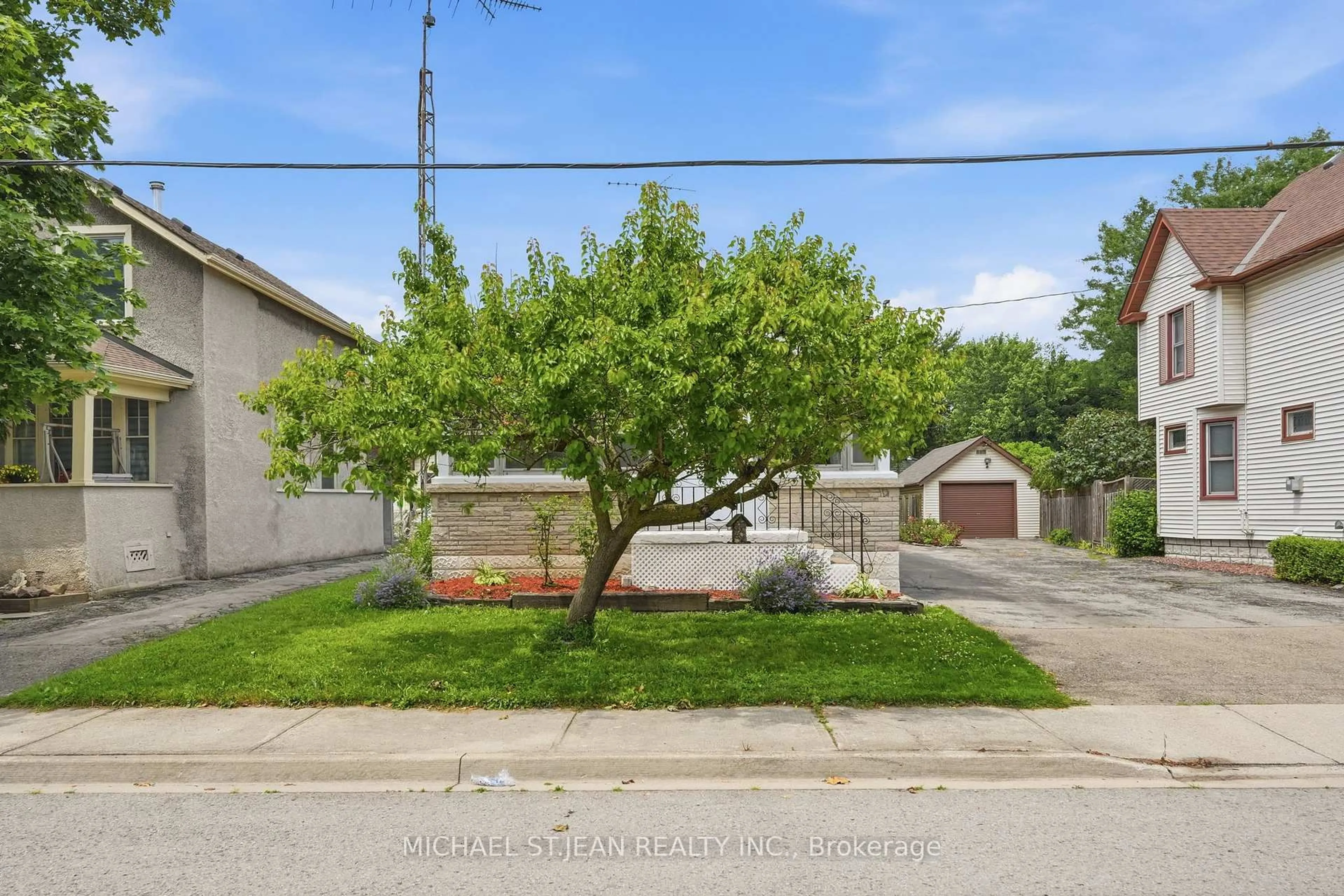 A pic from outside/outdoor area/front of a property/back of a property/a pic from drone, street for 4587 Third Ave, Niagara Falls Ontario L2E 4L3