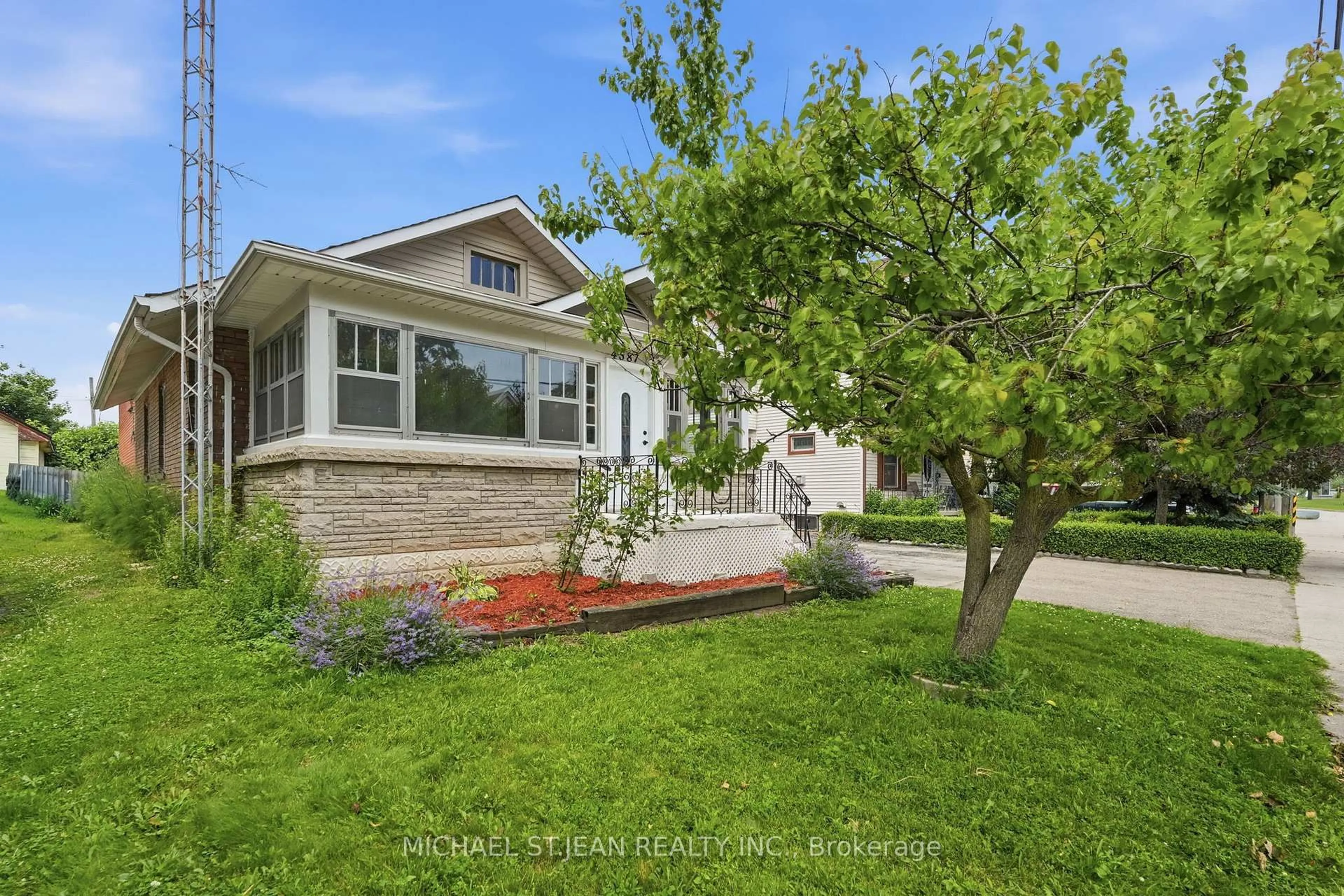 Home with brick exterior material, street for 4587 Third Ave, Niagara Falls Ontario L2E 4L3