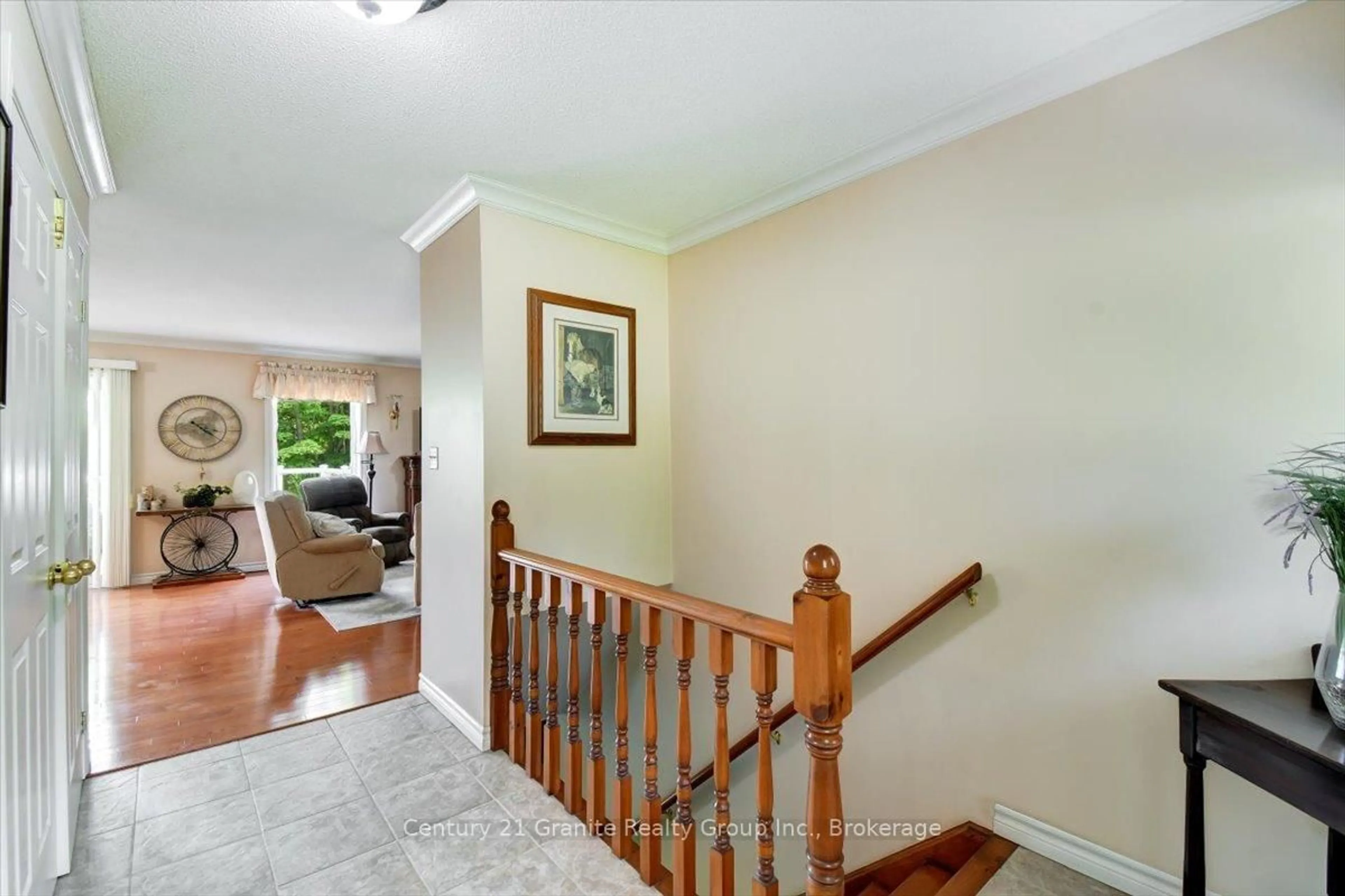 Indoor foyer for 1573 Ojibway Rd, Highlands East Ontario K0L 2A0