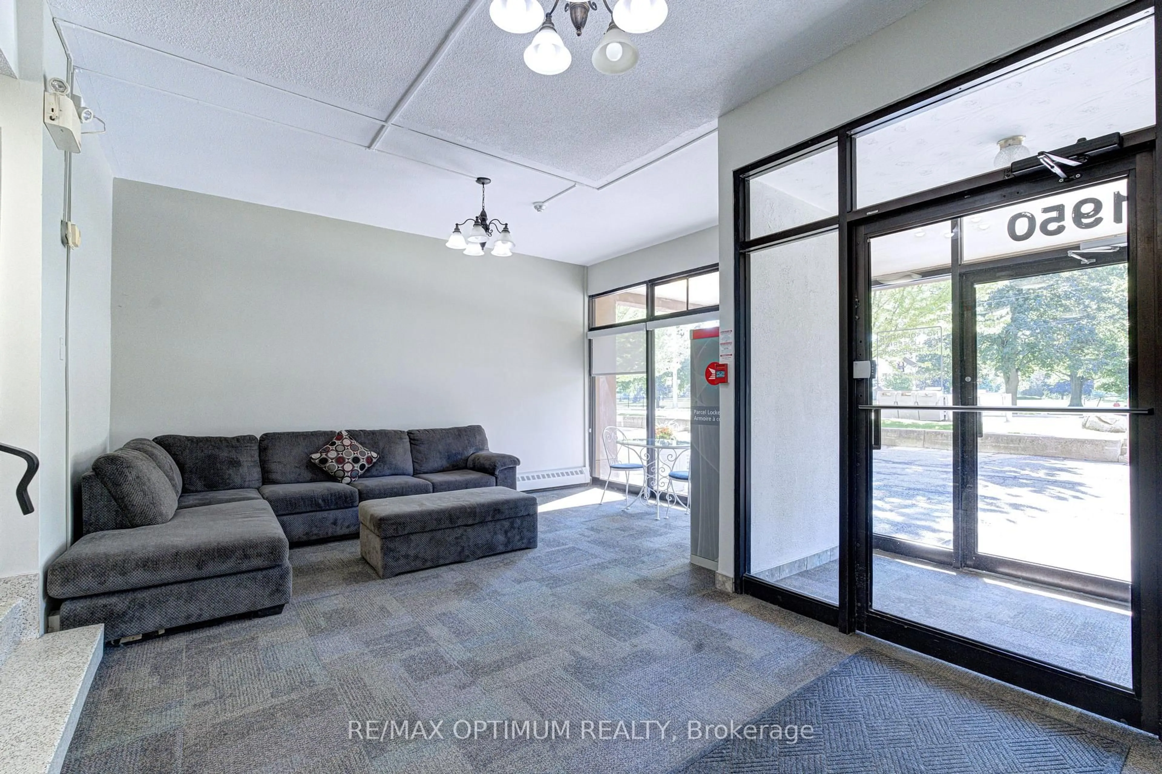 Indoor foyer for 1950 Main St #502, Hamilton Ontario L8S 4M9