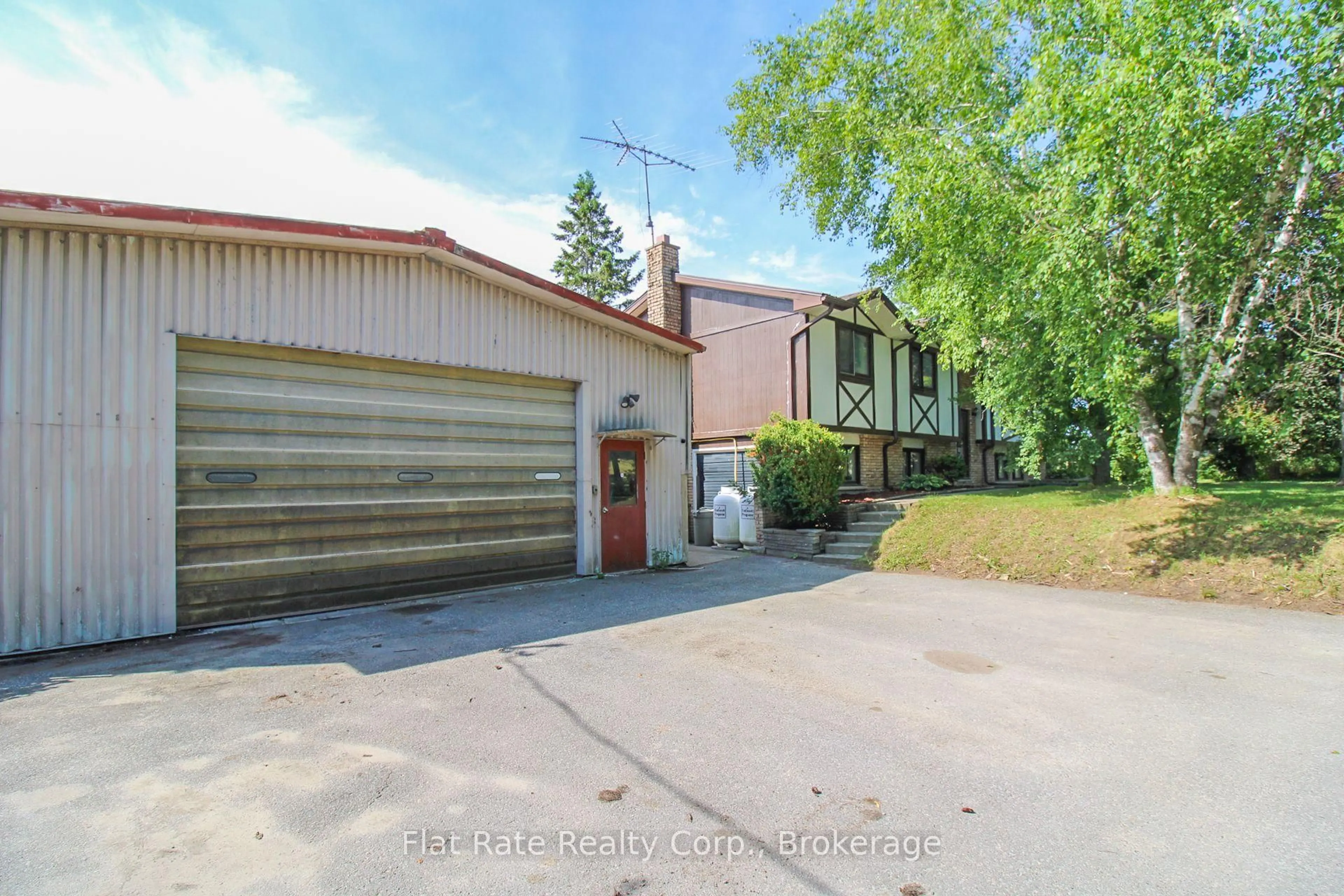 Indoor garage for 2241 BROWN Line, Cavan Monaghan Ontario K9J 6X6