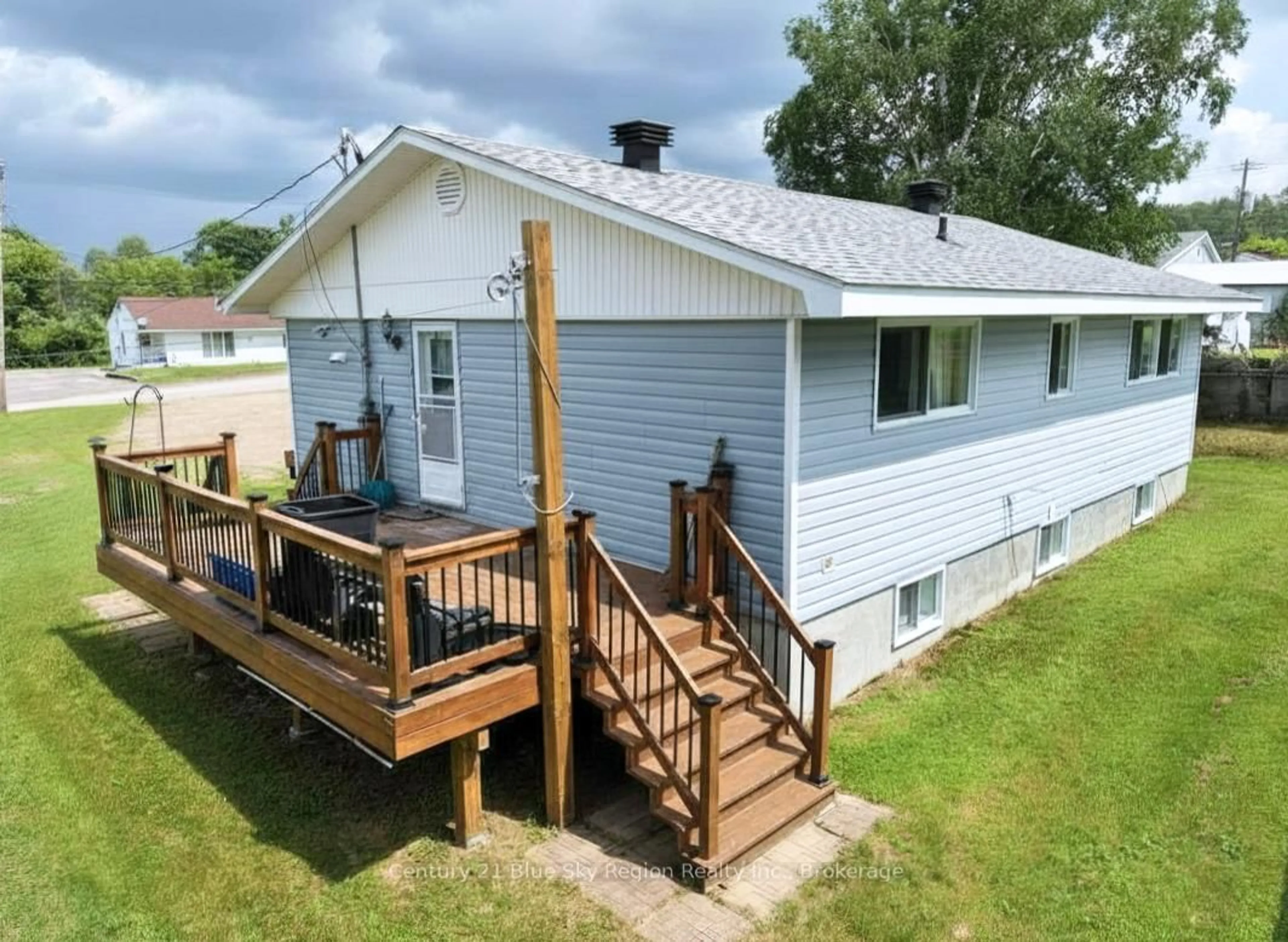 A pic from outside/outdoor area/front of a property/back of a property/a pic from drone, unknown for 350 Louis St, Mattawa Ontario P0H 1V0