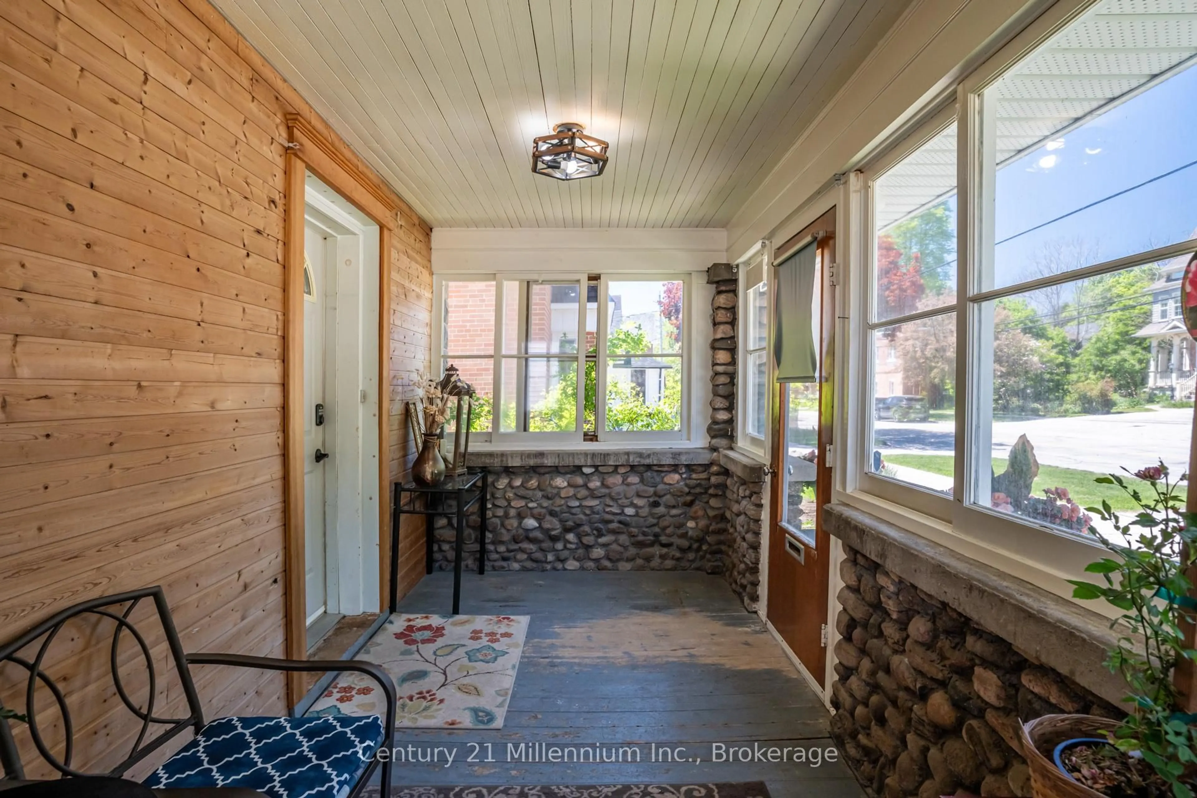 Indoor entryway for 1839 4th Ave, Owen Sound Ontario N4K 4X9