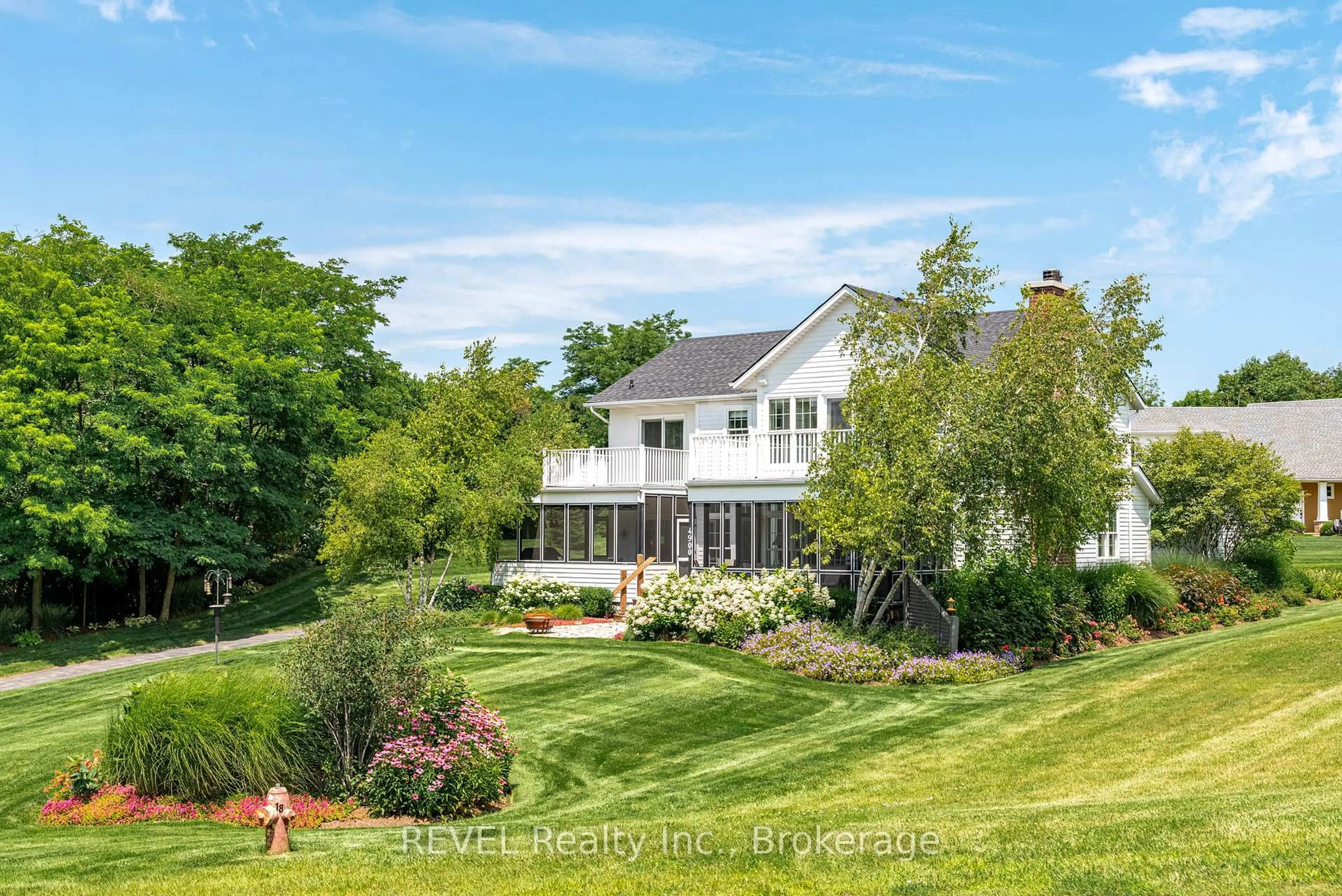 A pic from outside/outdoor area/front of a property/back of a property/a pic from drone, unknown for 4900 South Shore Rd, Fort Erie Ontario L0S 1B0