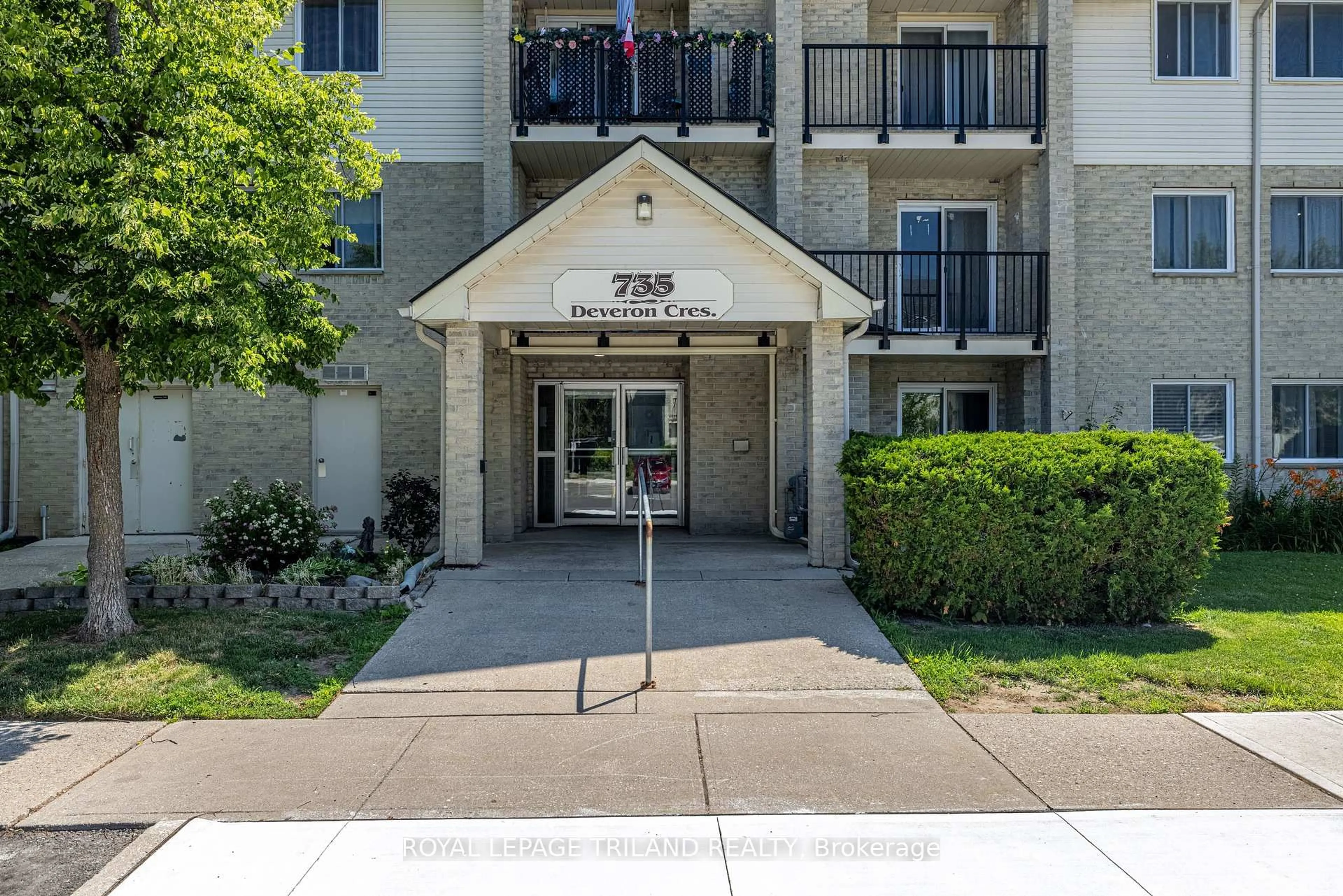 Indoor foyer for 735 Deveron Cres #102, London South Ontario N5Z 4X8