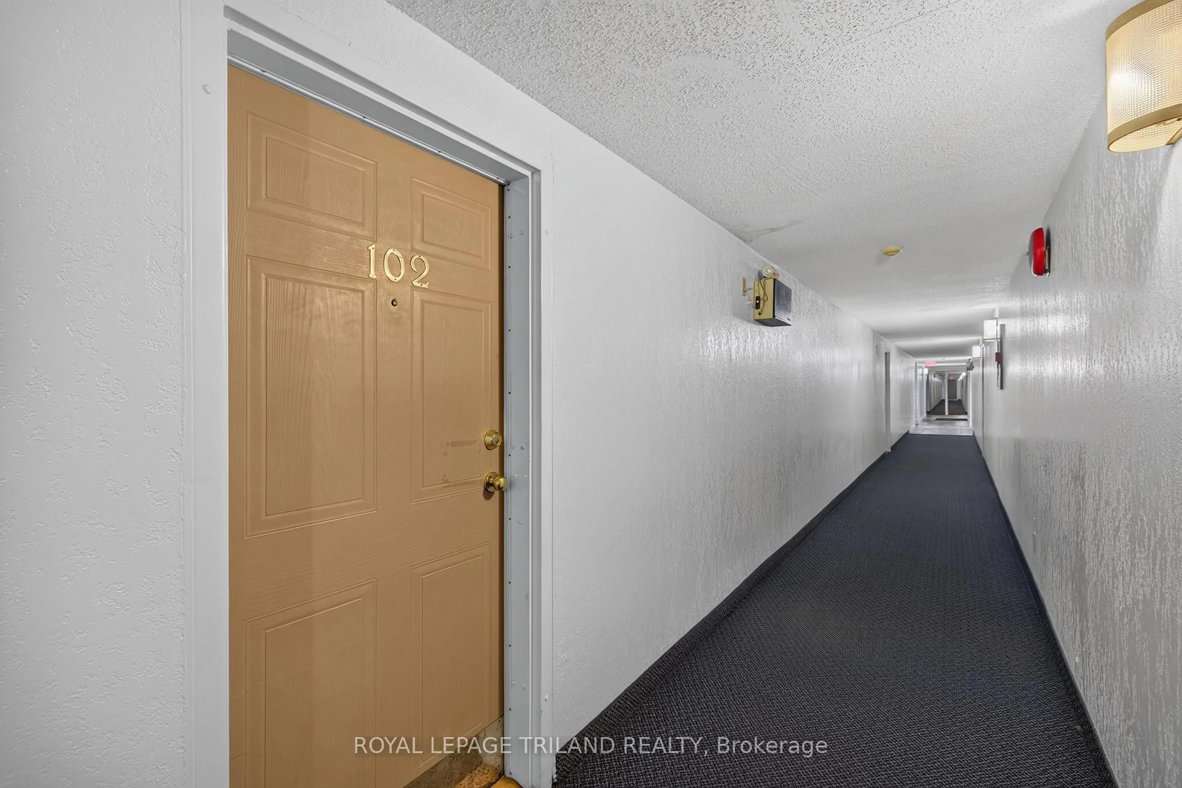 Indoor foyer for 735 Deveron Cres #102, London South Ontario N5Z 4X8