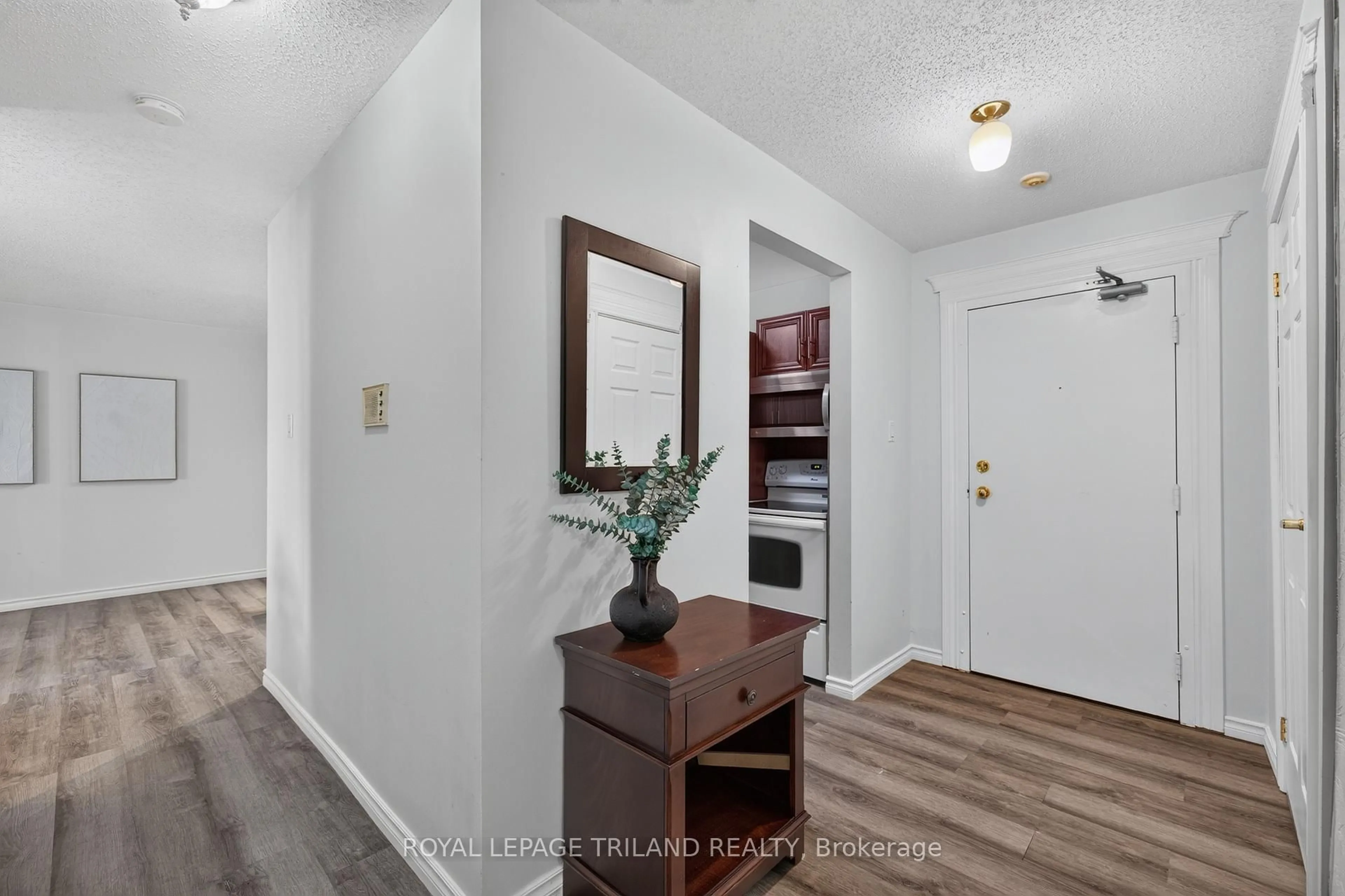 Indoor entryway for 735 Deveron Cres #102, London South Ontario N5Z 4X8
