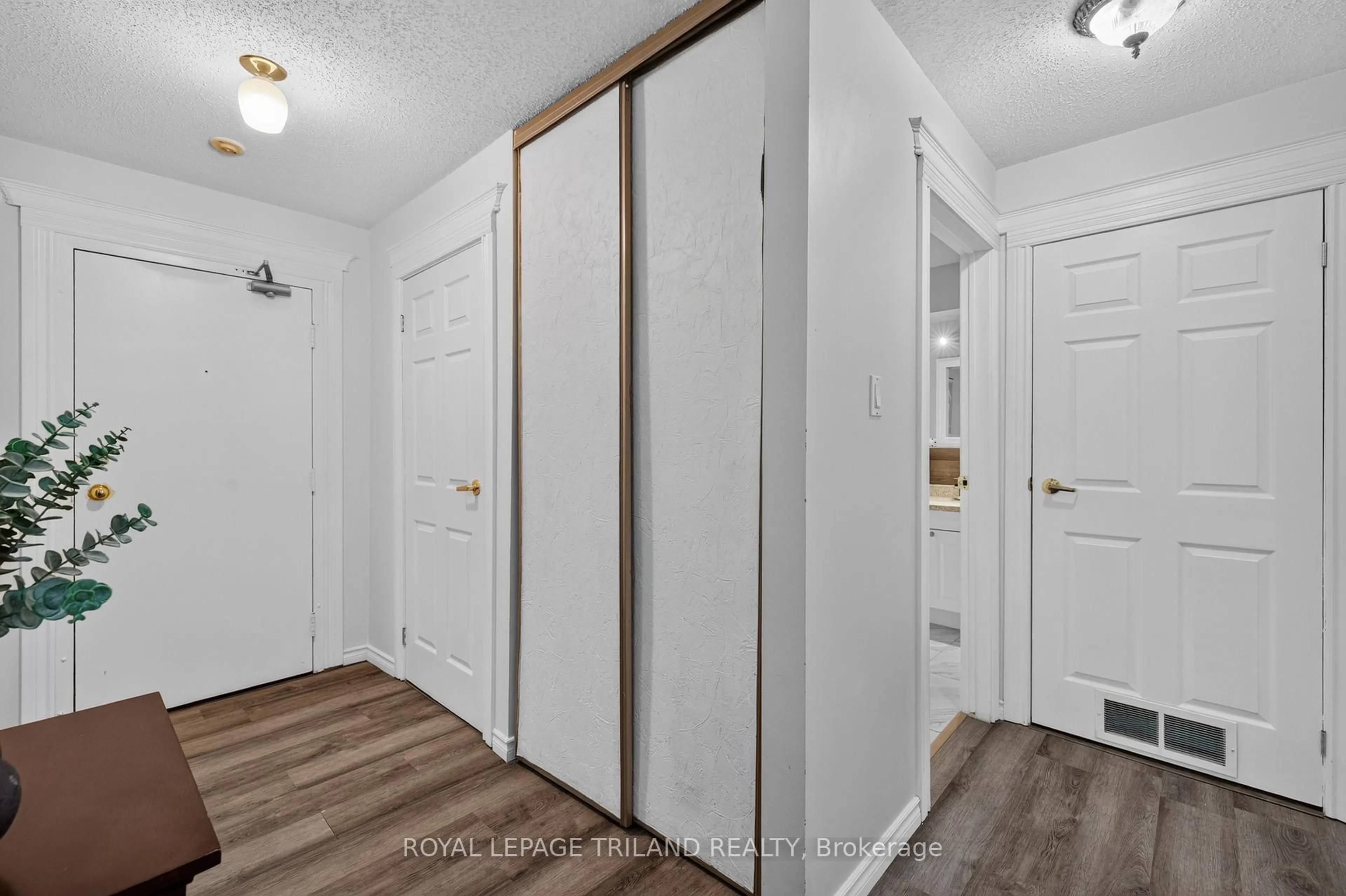 Indoor entryway for 735 Deveron Cres #102, London South Ontario N5Z 4X8