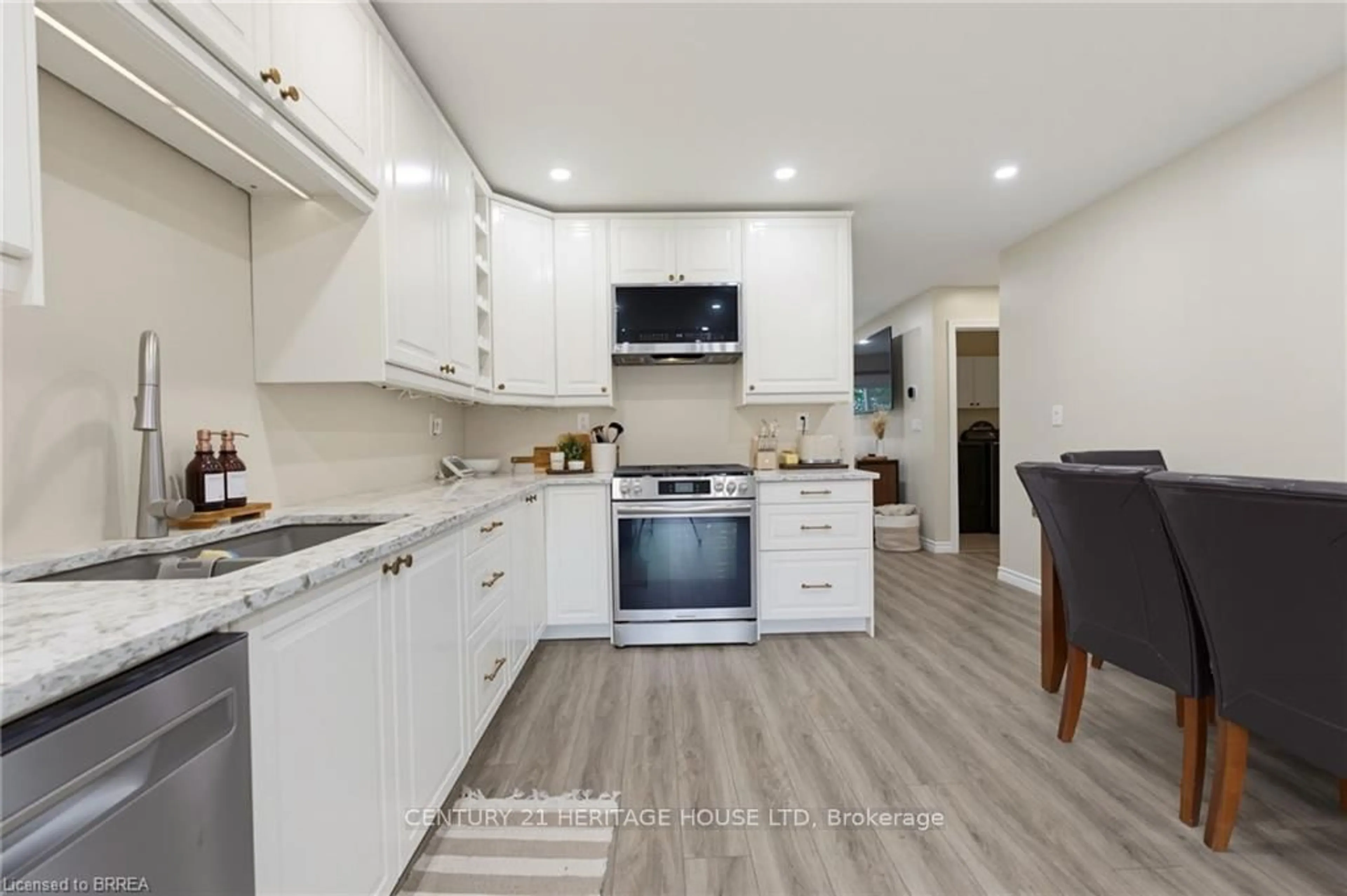 Open concept kitchen, unknown for 125 Whitlaw Way, Brant Ontario N3L 4C9