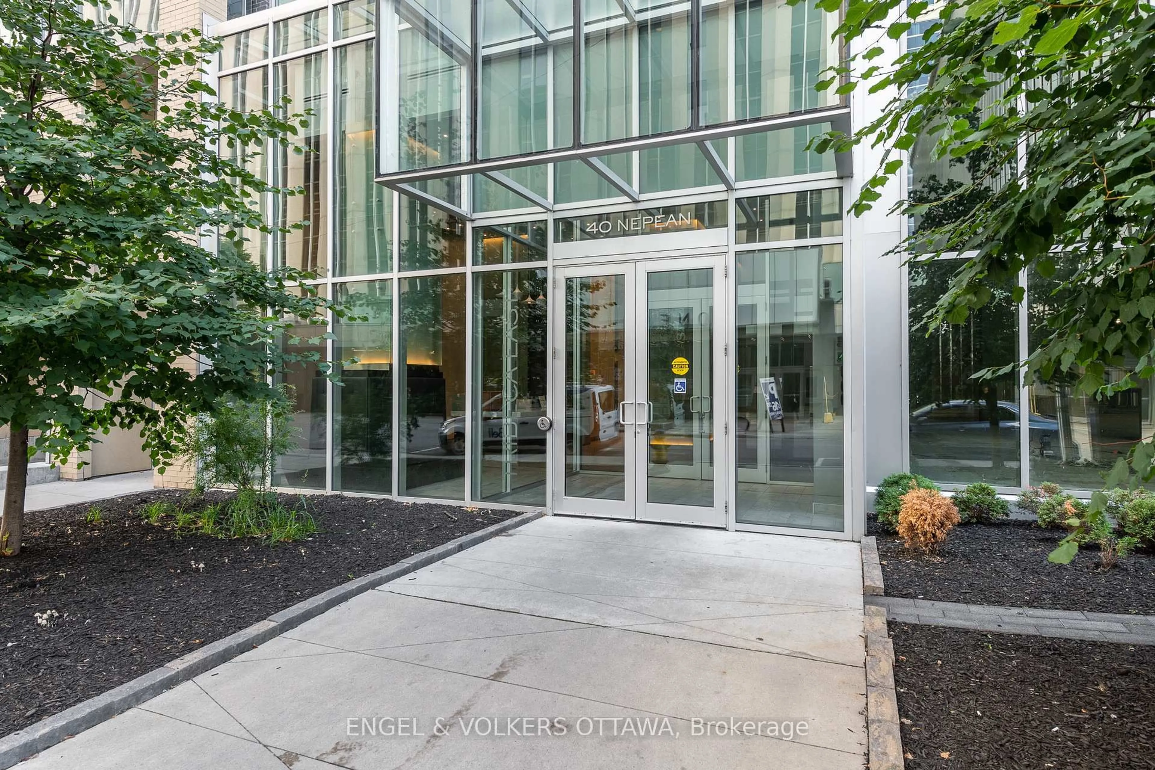 Indoor foyer for 40 Nepean St #1103, Ottawa Ontario K2P 0X5
