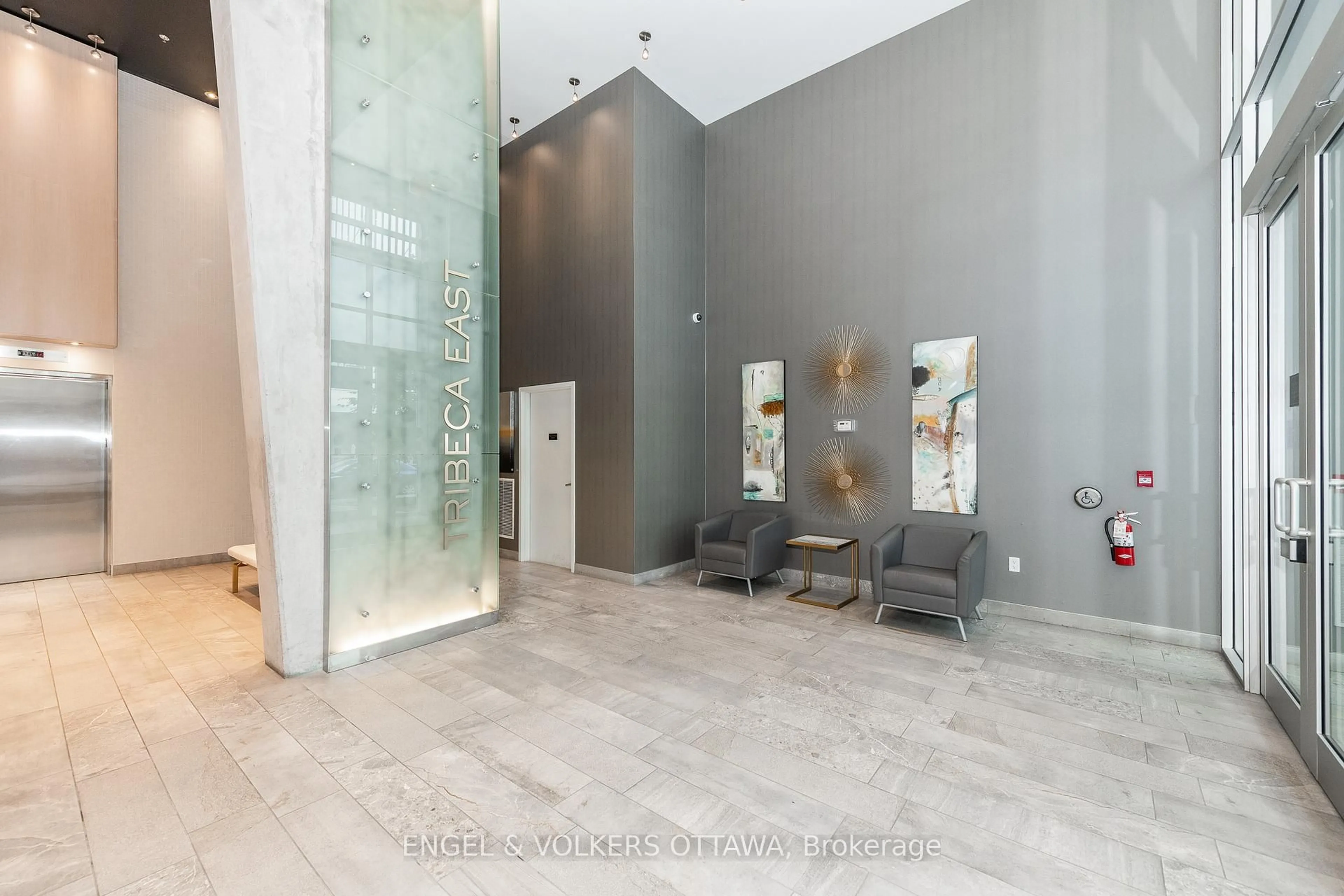 Indoor foyer for 40 Nepean St #1103, Ottawa Ontario K2P 0X5