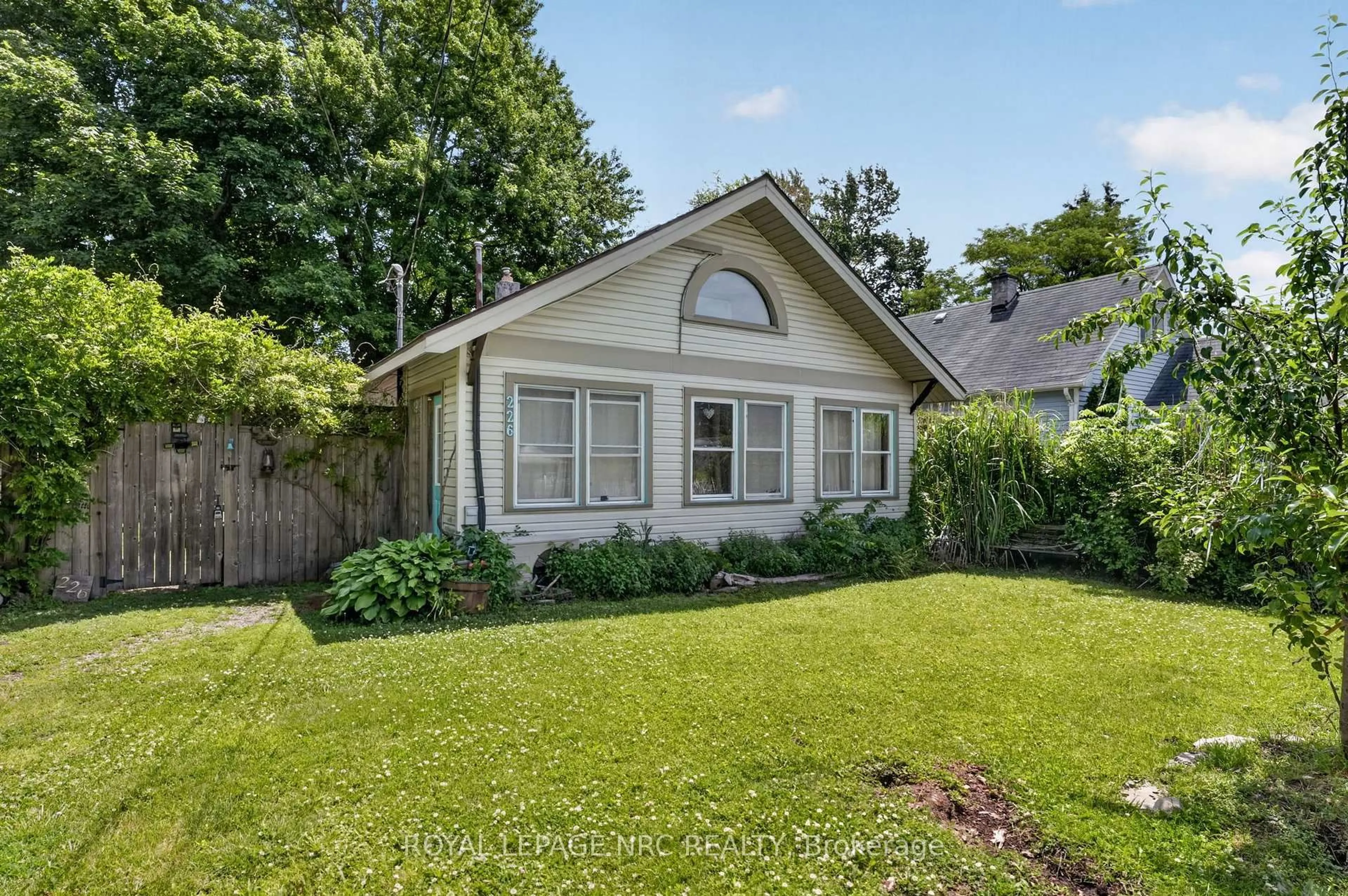 Home with vinyl exterior material, street for 226 Derby Rd, Fort Erie Ontario L0S 1B0
