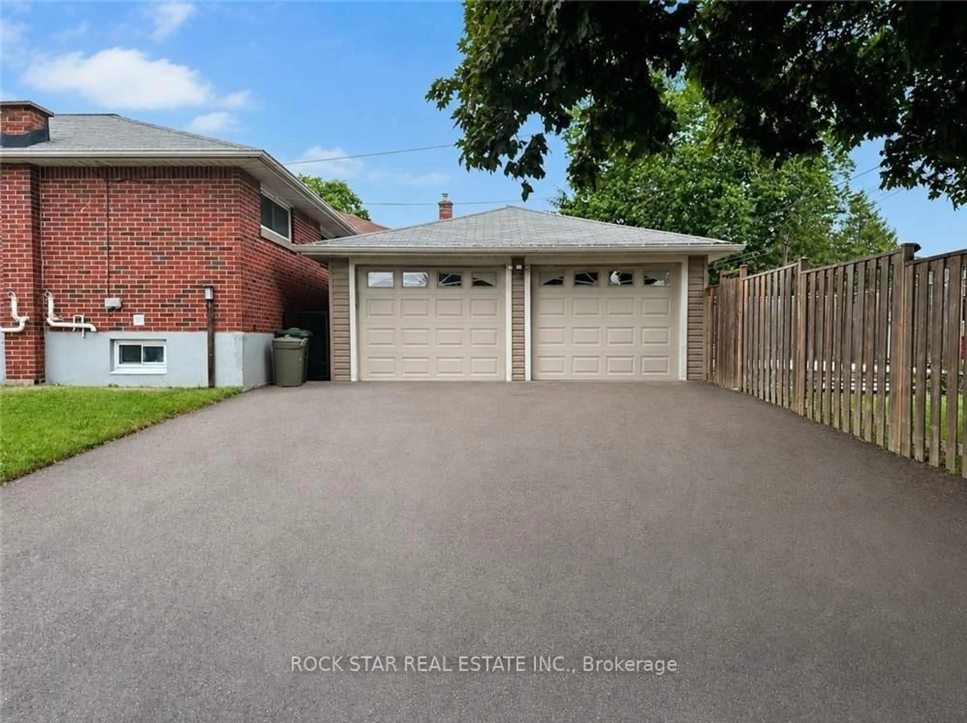 A pic from outside/outdoor area/front of a property/back of a property/a pic from drone, street for 144 Winchester Blvd, Hamilton Ontario L8T 2N2