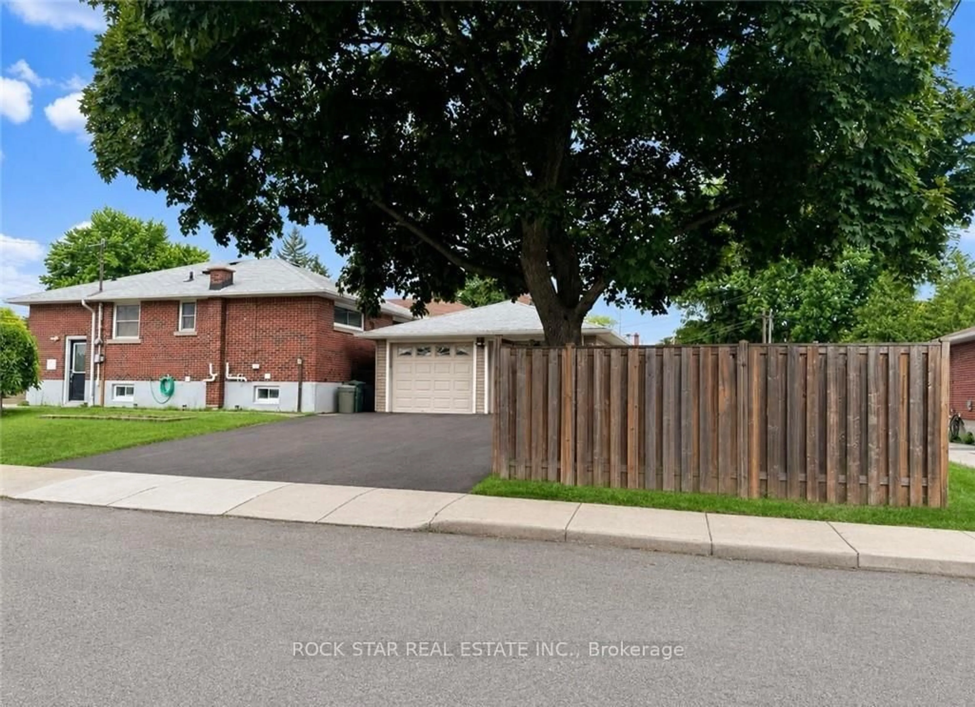 A pic from outside/outdoor area/front of a property/back of a property/a pic from drone, street for 144 Winchester Blvd, Hamilton Ontario L8T 2N2