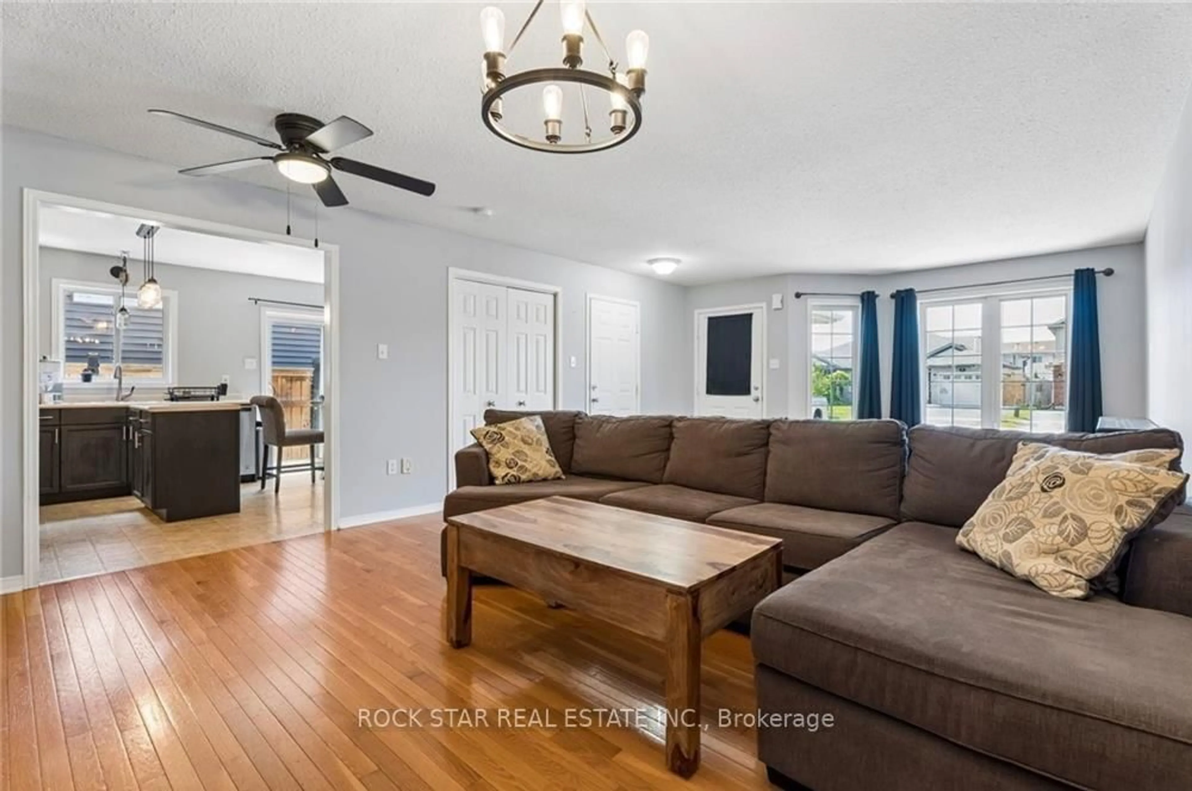 Living room with furniture, unknown for 56 Golden Acres Dr, West Lincoln Ontario L0R 2A0