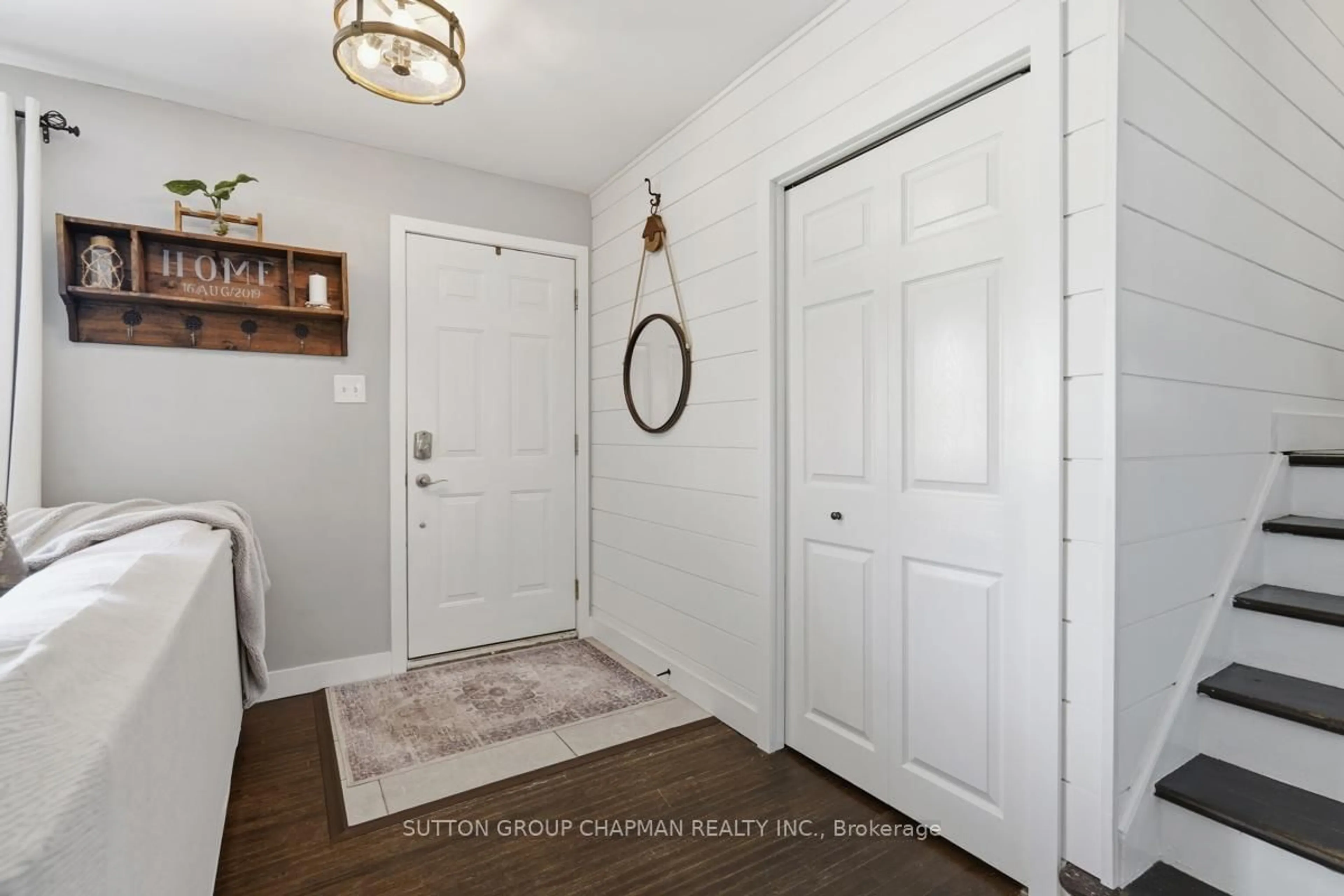 Indoor entryway for 920 Alice St, Woodstock Ontario N4S 2J6