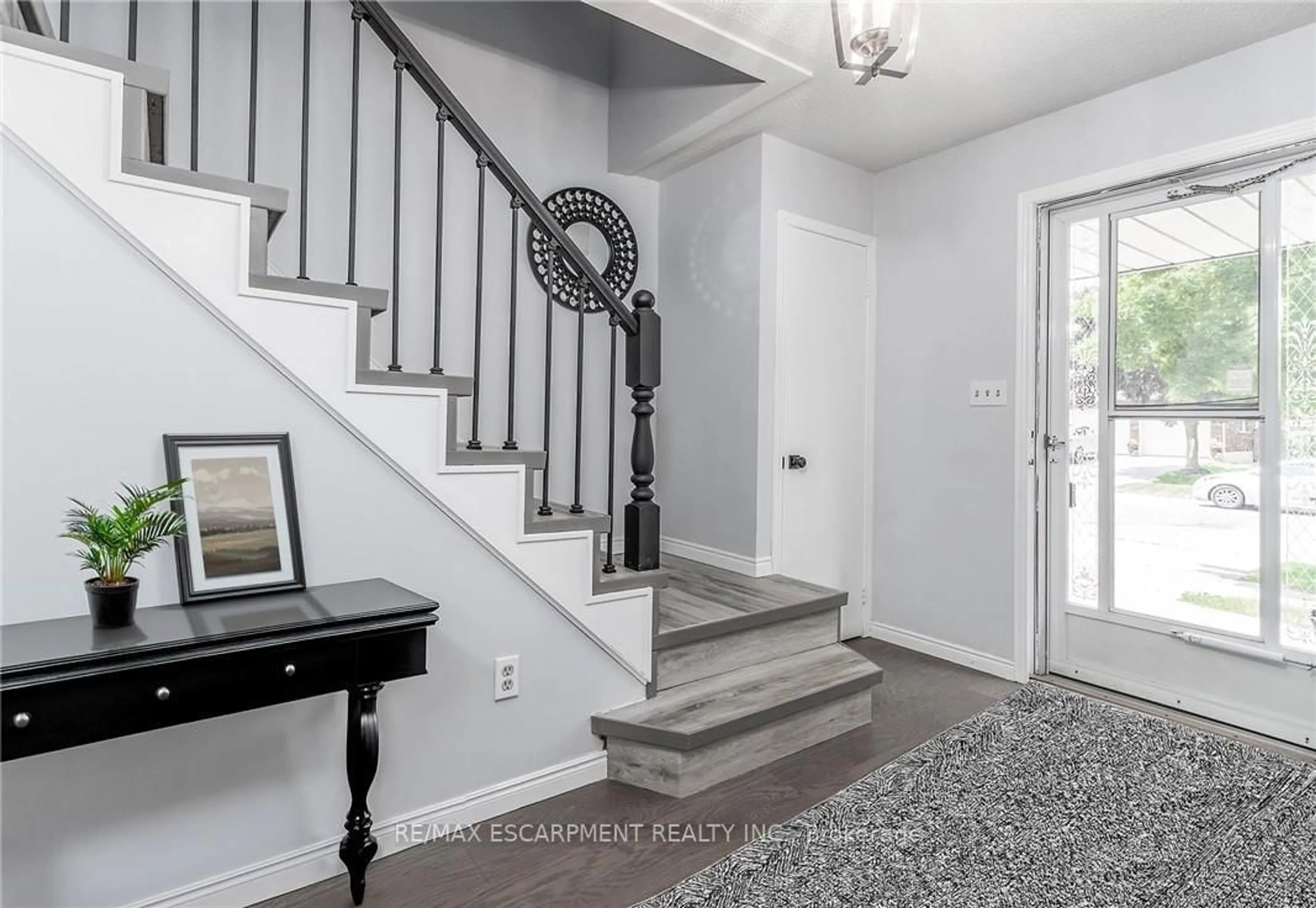 Indoor entryway for 31 Blackfriar Lane, Brantford Ontario N3R 7M2