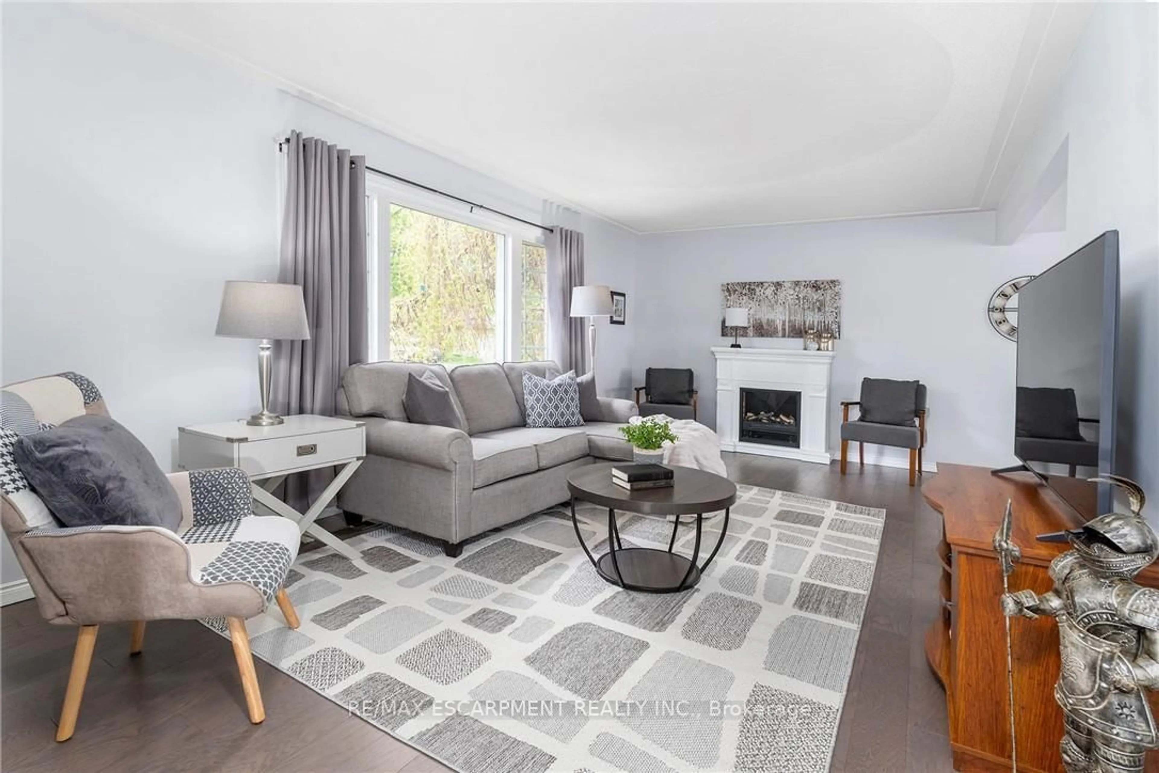 Living room with furniture, unknown for 31 Blackfriar Lane, Brantford Ontario N3R 7M2