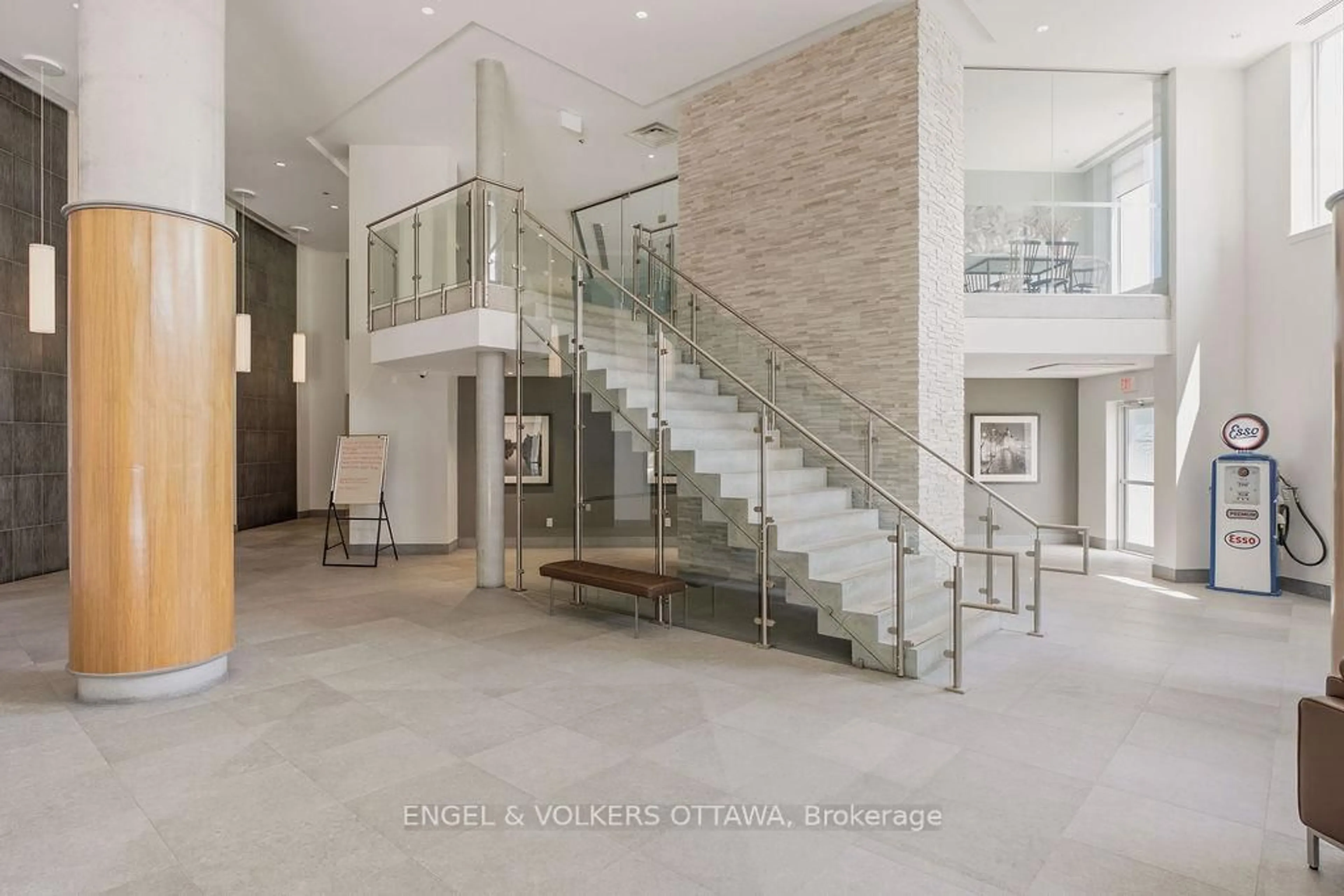 Indoor foyer for 7 Marquette Ave #318, Ottawa Ontario K1L 8A7