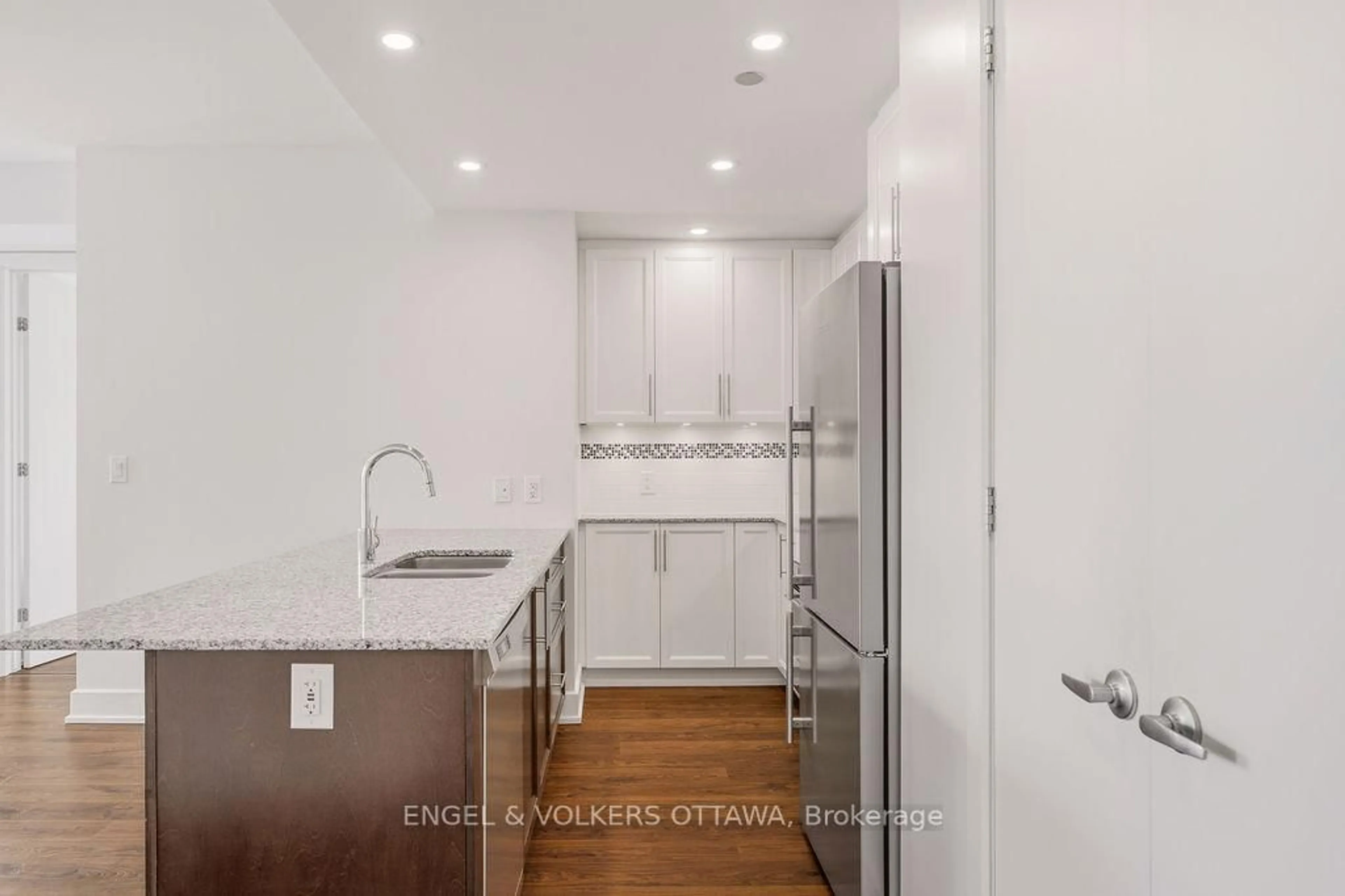 Standard kitchen, unknown for 7 Marquette Ave #318, Ottawa Ontario K1L 8A7