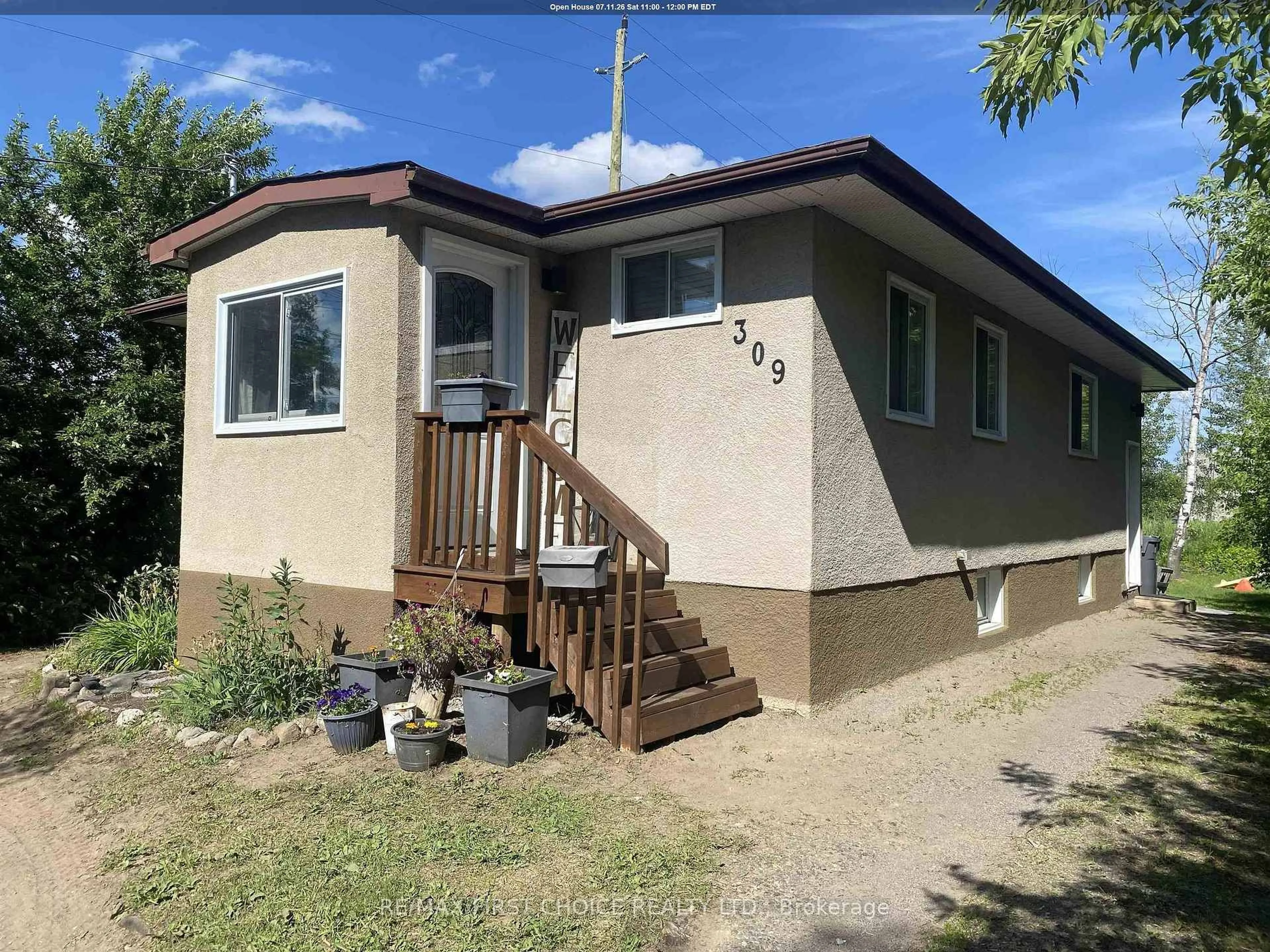 Home with vinyl exterior material, building for 309 Ontario St, Thunder Bay Ontario P7B 3G9