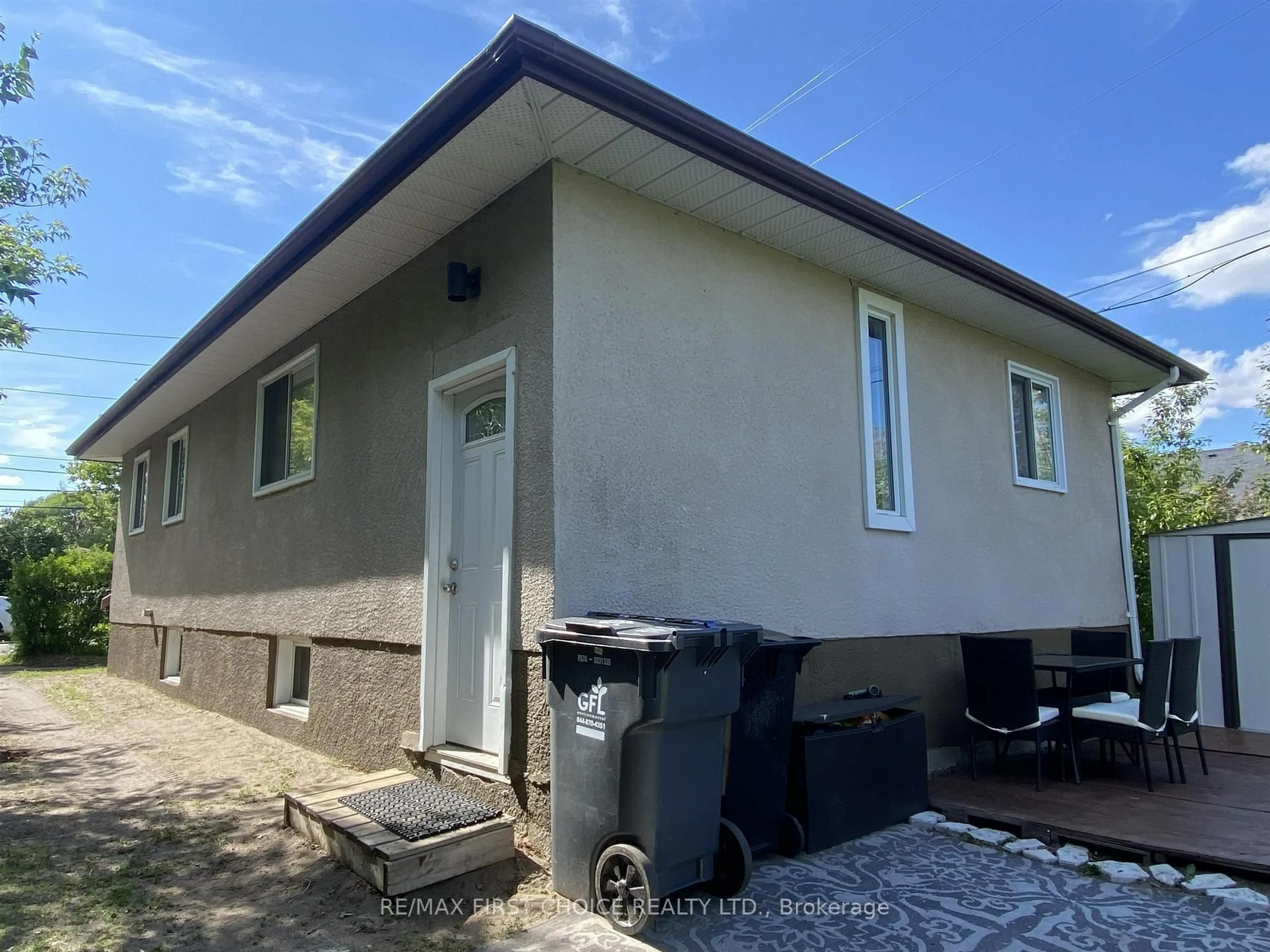 Home with vinyl exterior material, building for 309 Ontario St, Thunder Bay Ontario P7B 3G9
