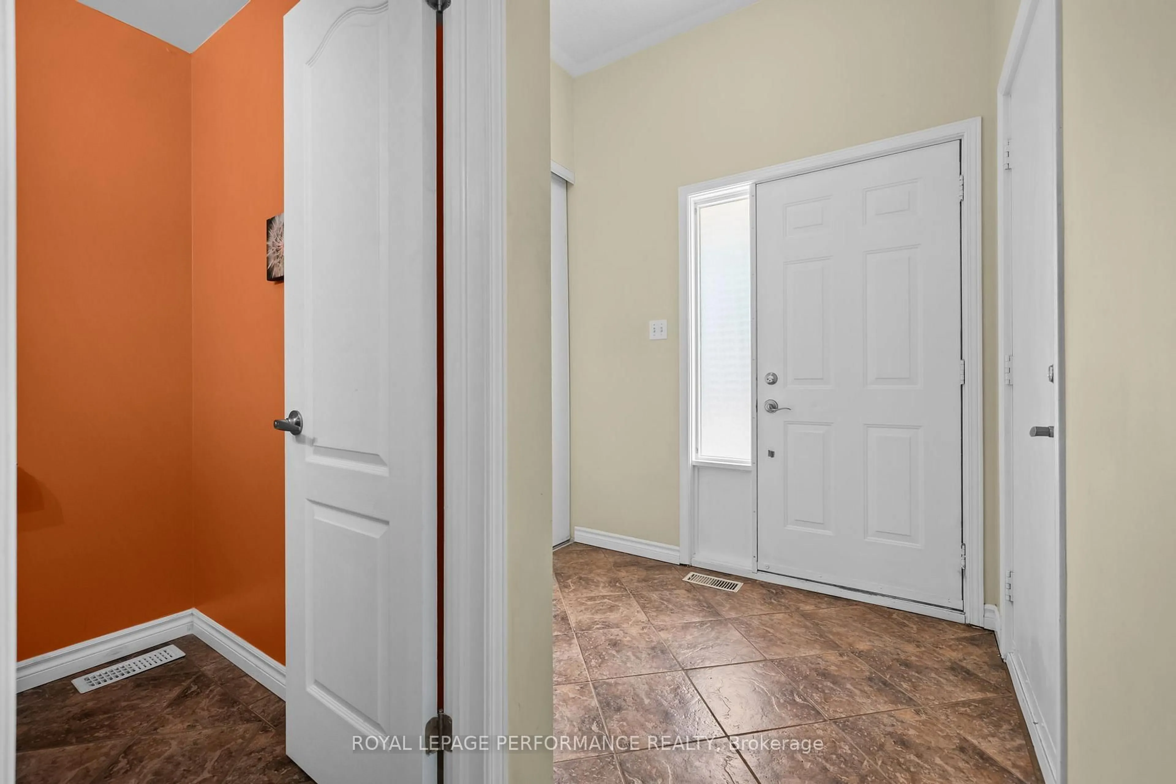 Indoor entryway for 6420 Sablewood Pl, Ottawa Ontario K1C 7L7