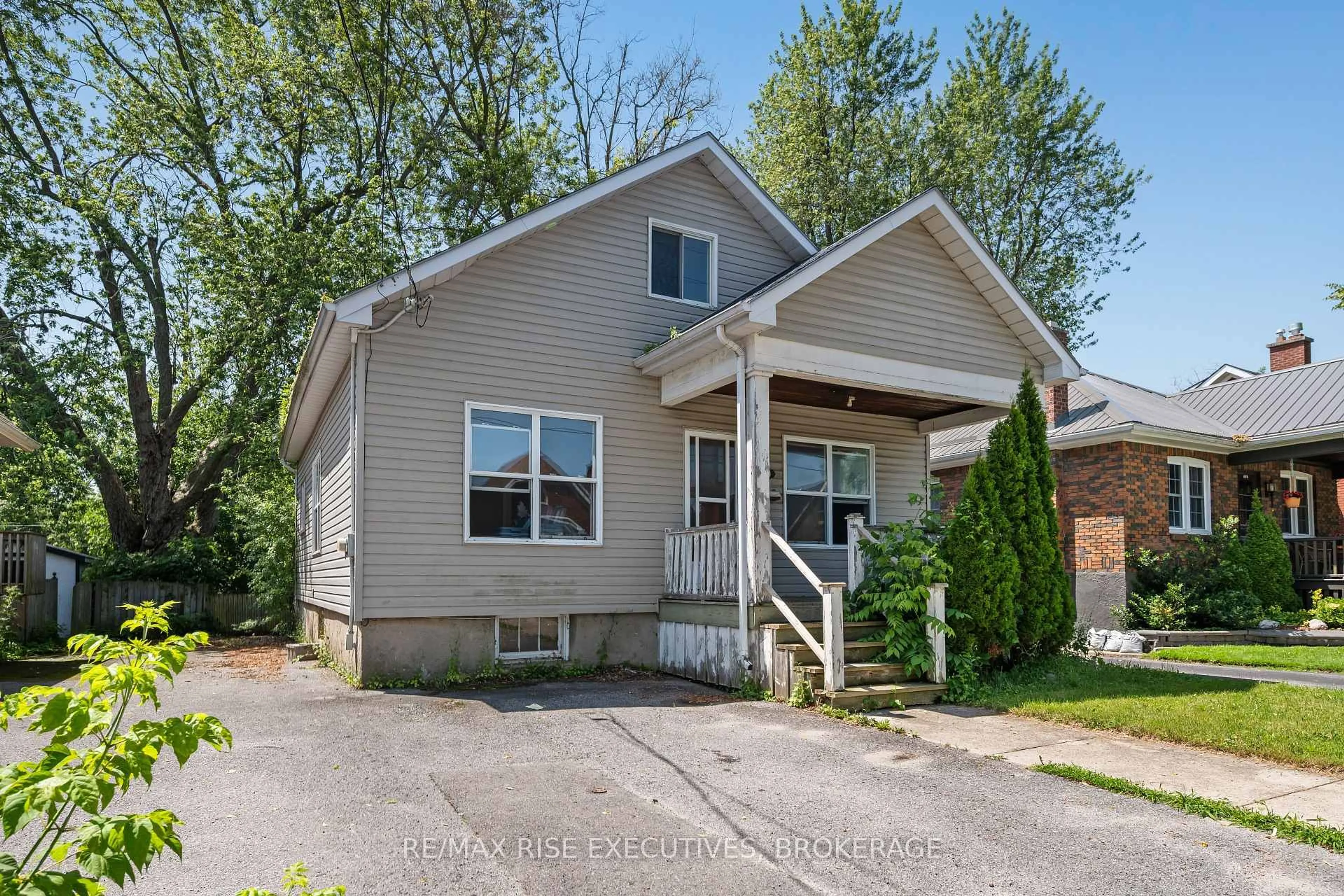 Home with vinyl exterior material, street for 690 Johnson St, Kingston Ontario K7L 2A8