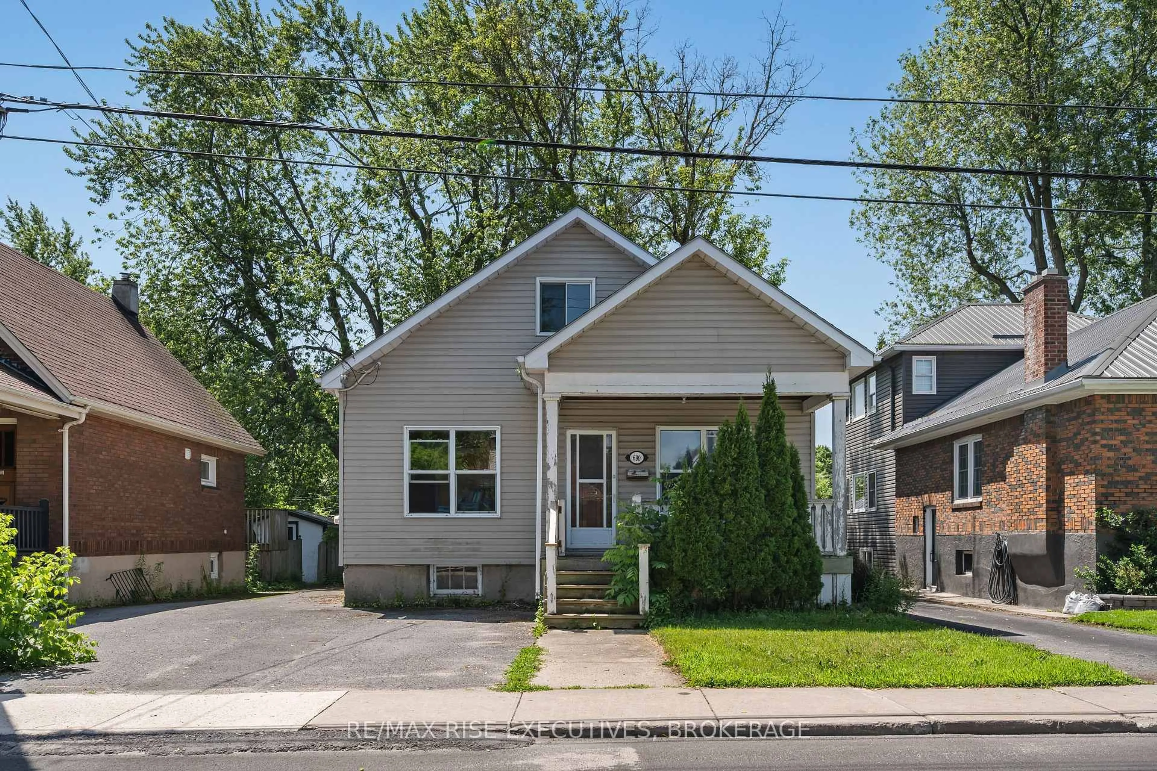 Home with vinyl exterior material, street for 690 Johnson St, Kingston Ontario K7L 2A8