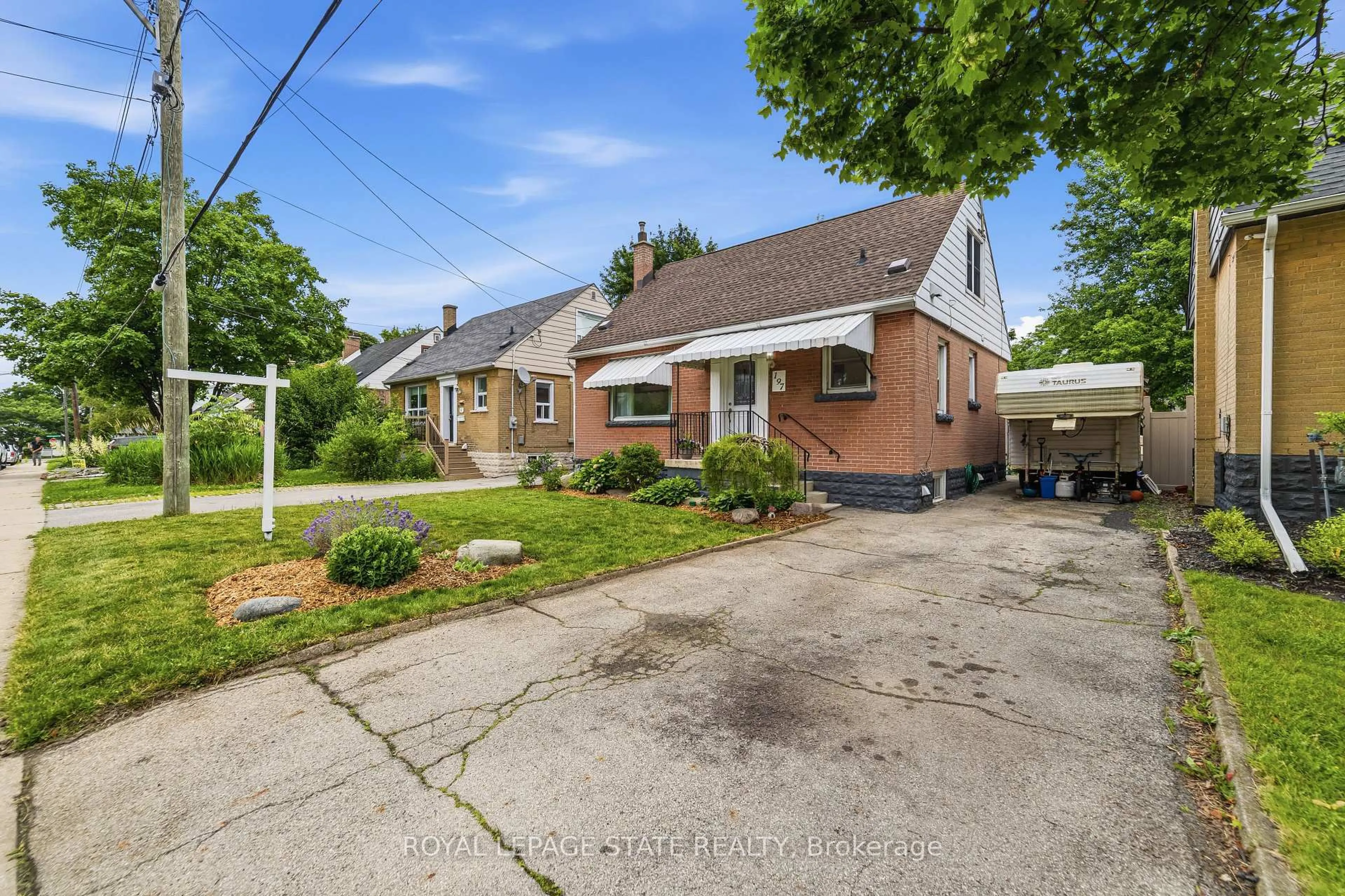 A pic from outside/outdoor area/front of a property/back of a property/a pic from drone, street for 197 East 12th St, Hamilton Ontario L9A 3X5