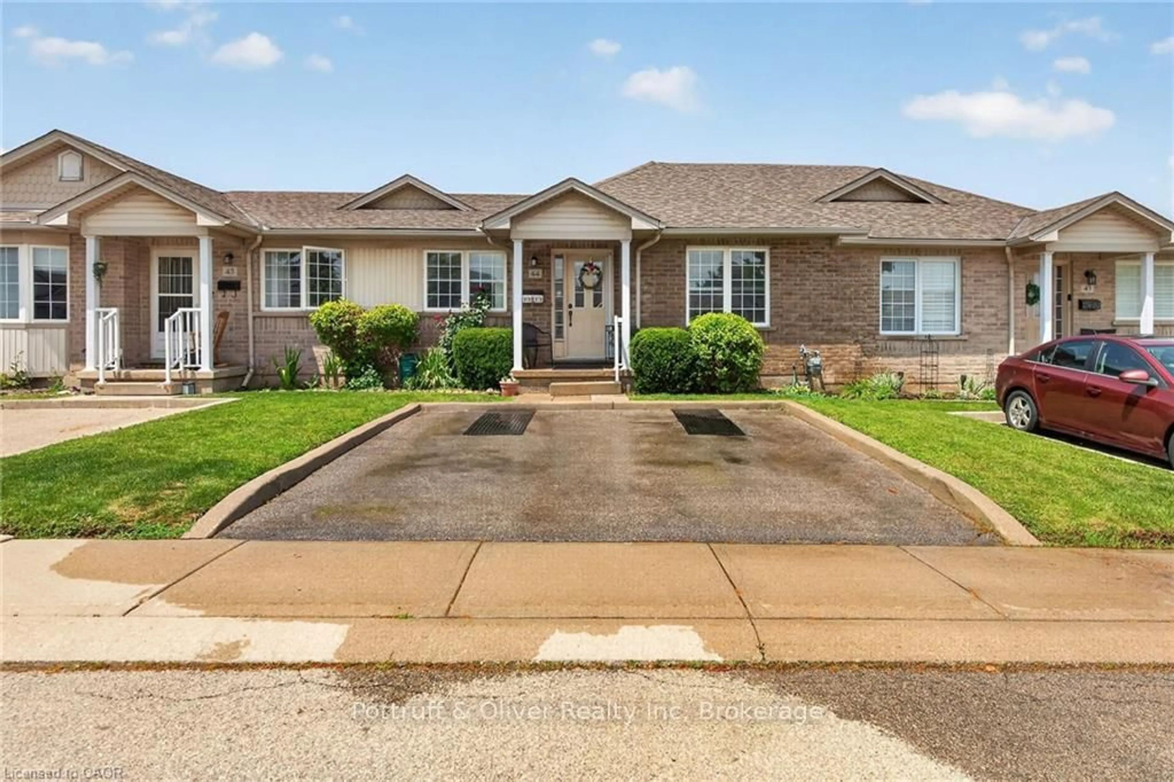 Home with brick exterior material, street for 24 Kenyon Cres #44, Grimsby Ontario L3M 5S4